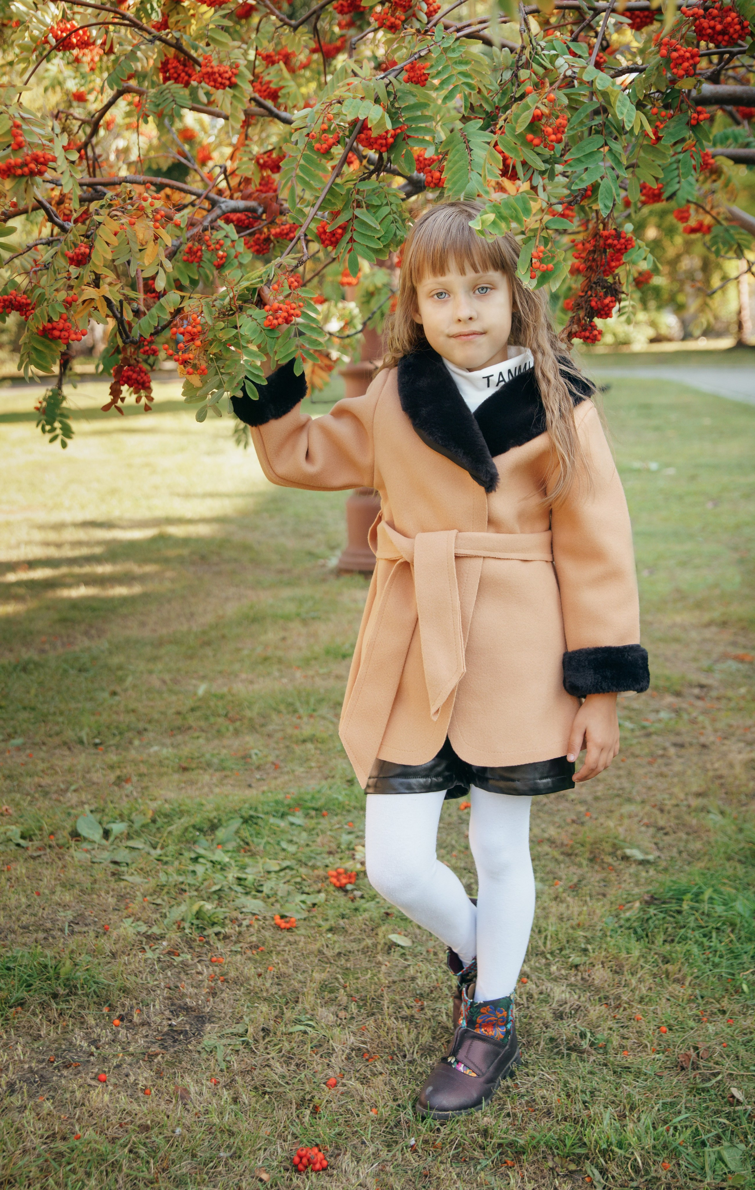 Семейная осенняя фотосессия в парке - девочка стоя у рябины