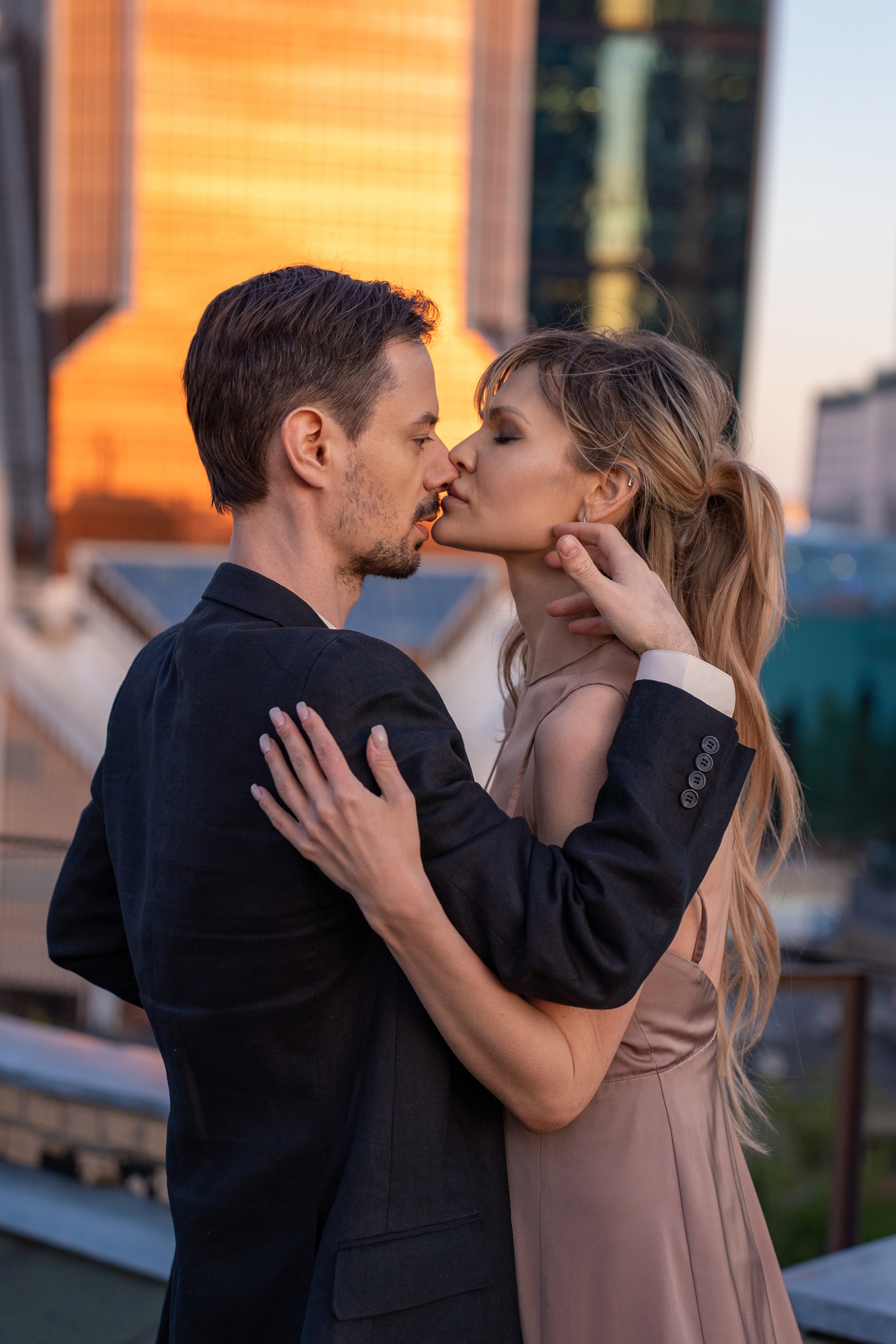 фотосессия для пары на крыше с видом на Москва сити