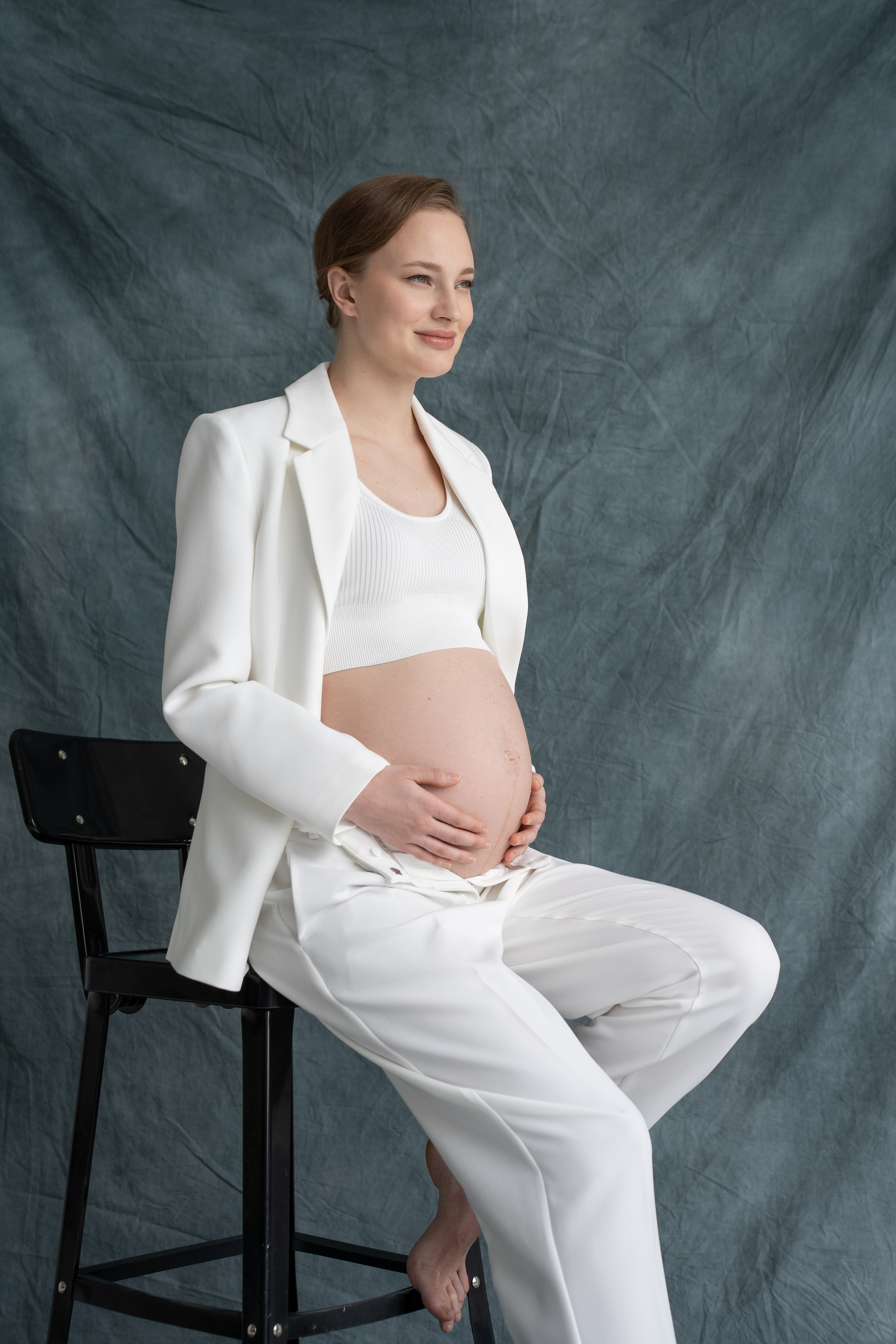фотосессия беременной девушки в белом костюме