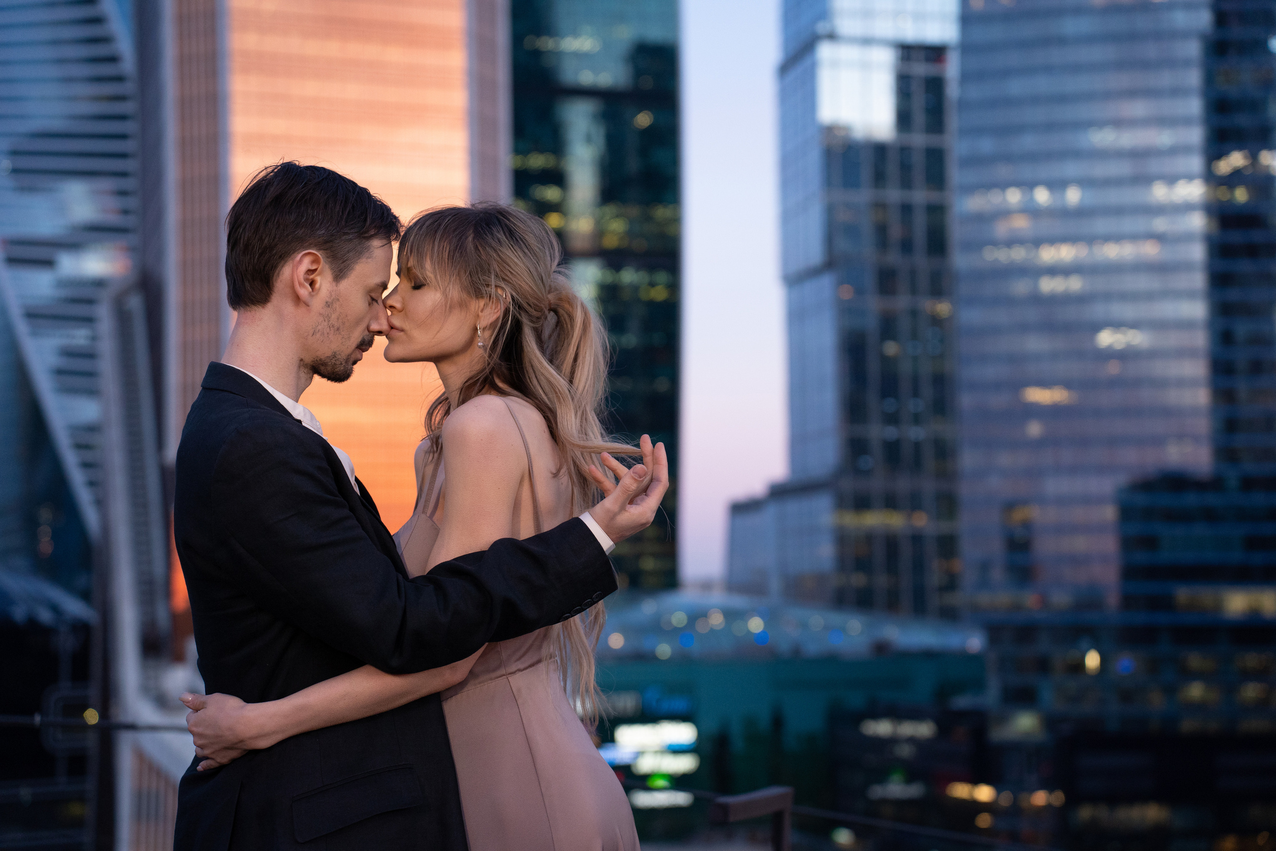 парная фотосессия на крыше с видом на Москва Сити