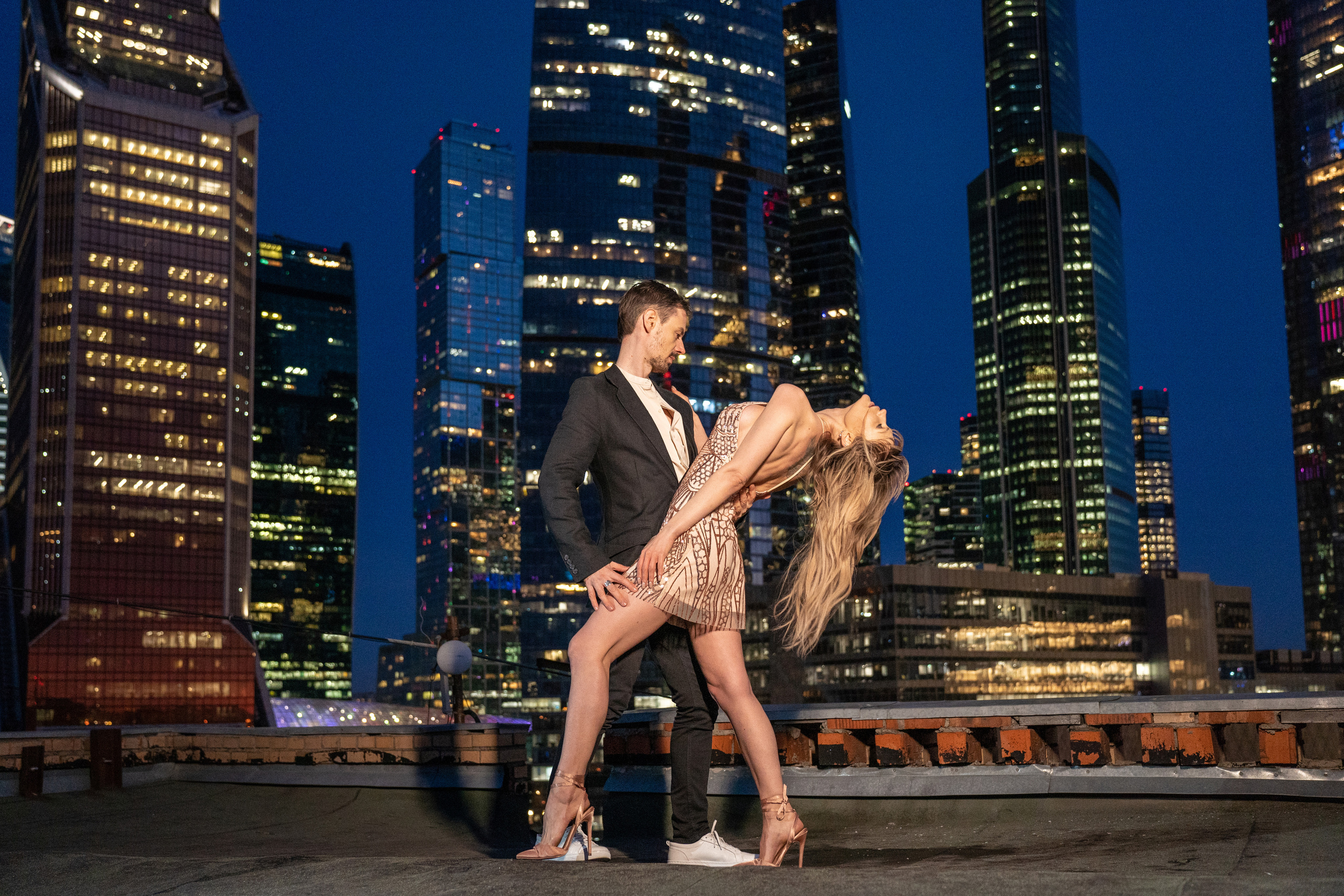 парная фотосессия на крыше вечером