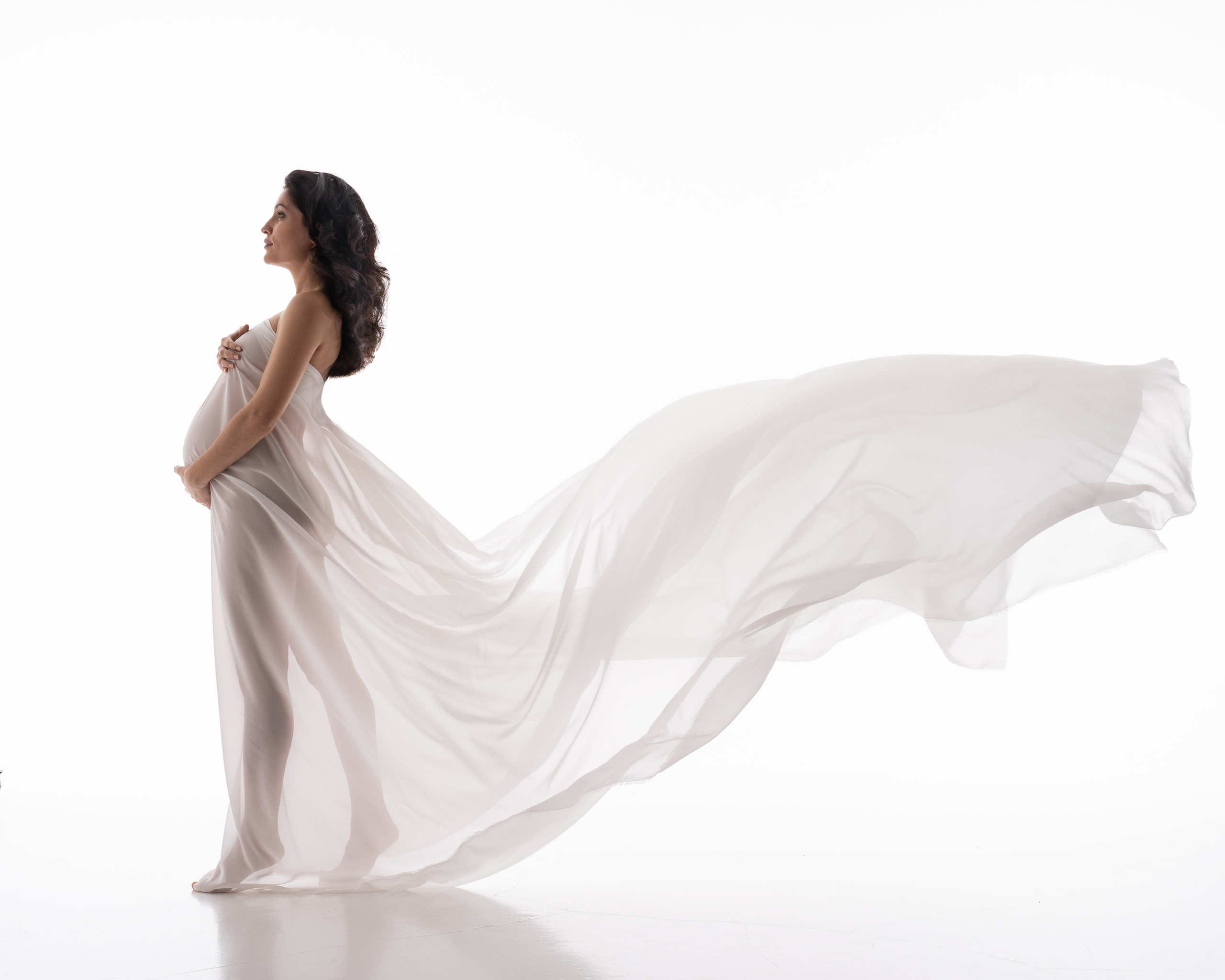 фотосессия беременной девушки на белом фоне