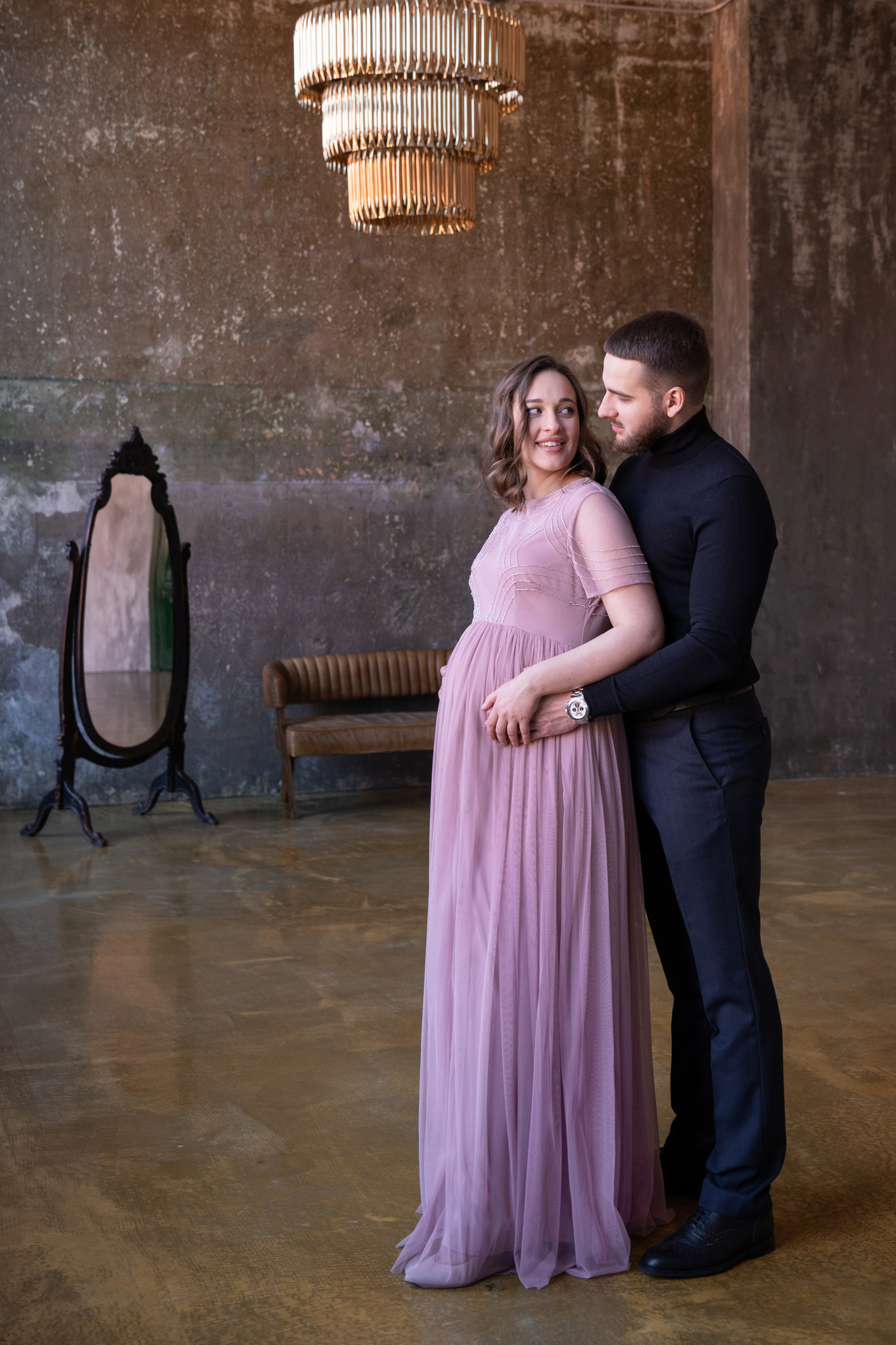 фотосессия беременной девушки с мужем в студии