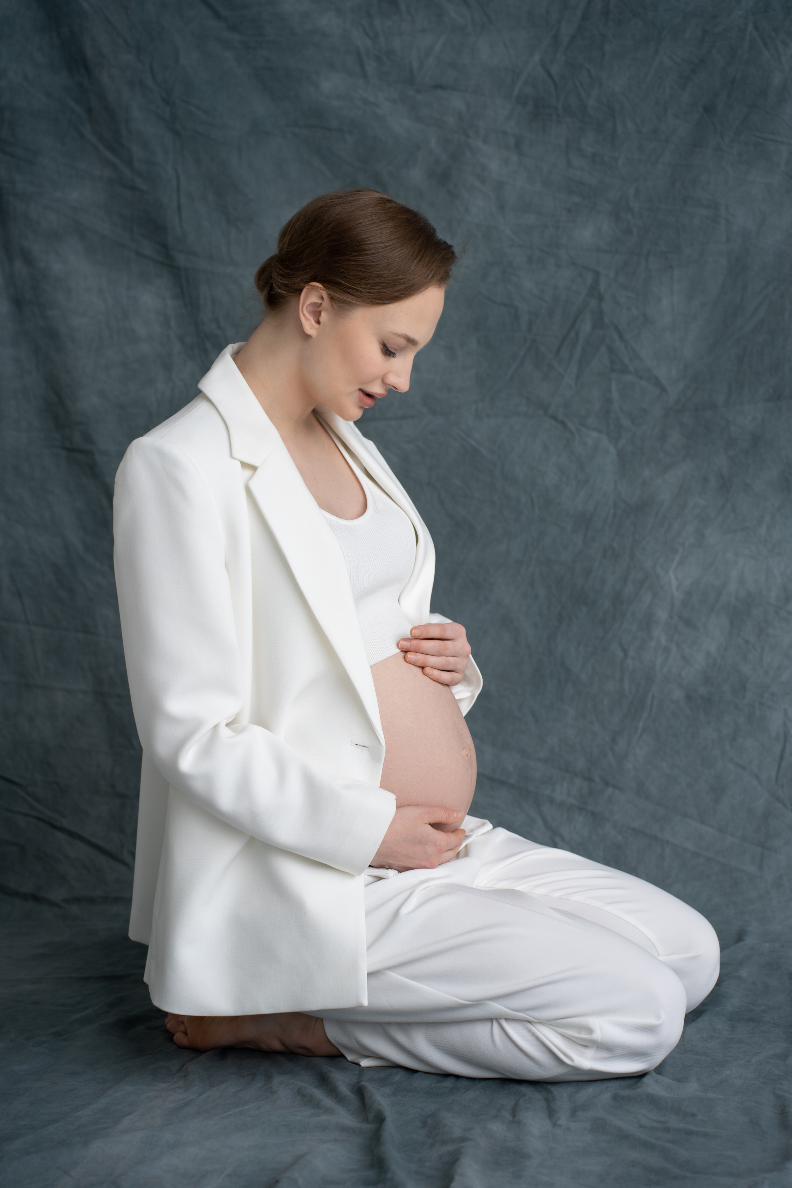 фотосессия беременной девушки в белом костюме