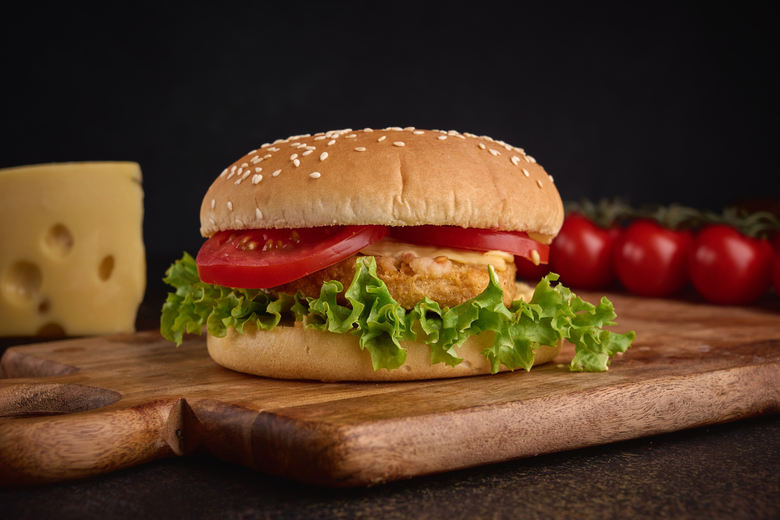 Бургер с курицей сыром томатами и салатом на доске ресторан ШефBro Камышин фуд фотограф Гаврилычев