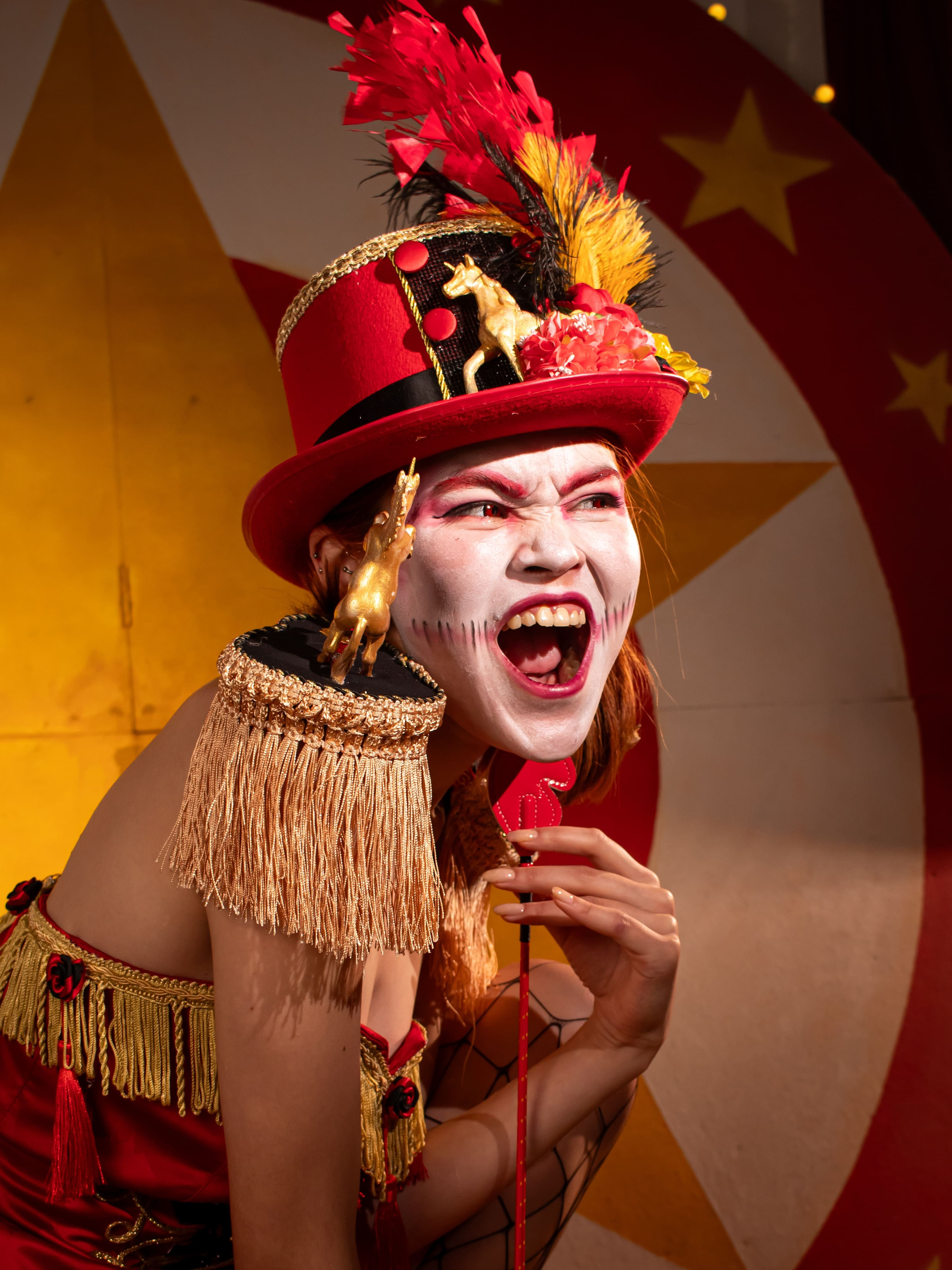 Театральный образ в красном костюме на цирковой сцене — фото Карасёва Елена