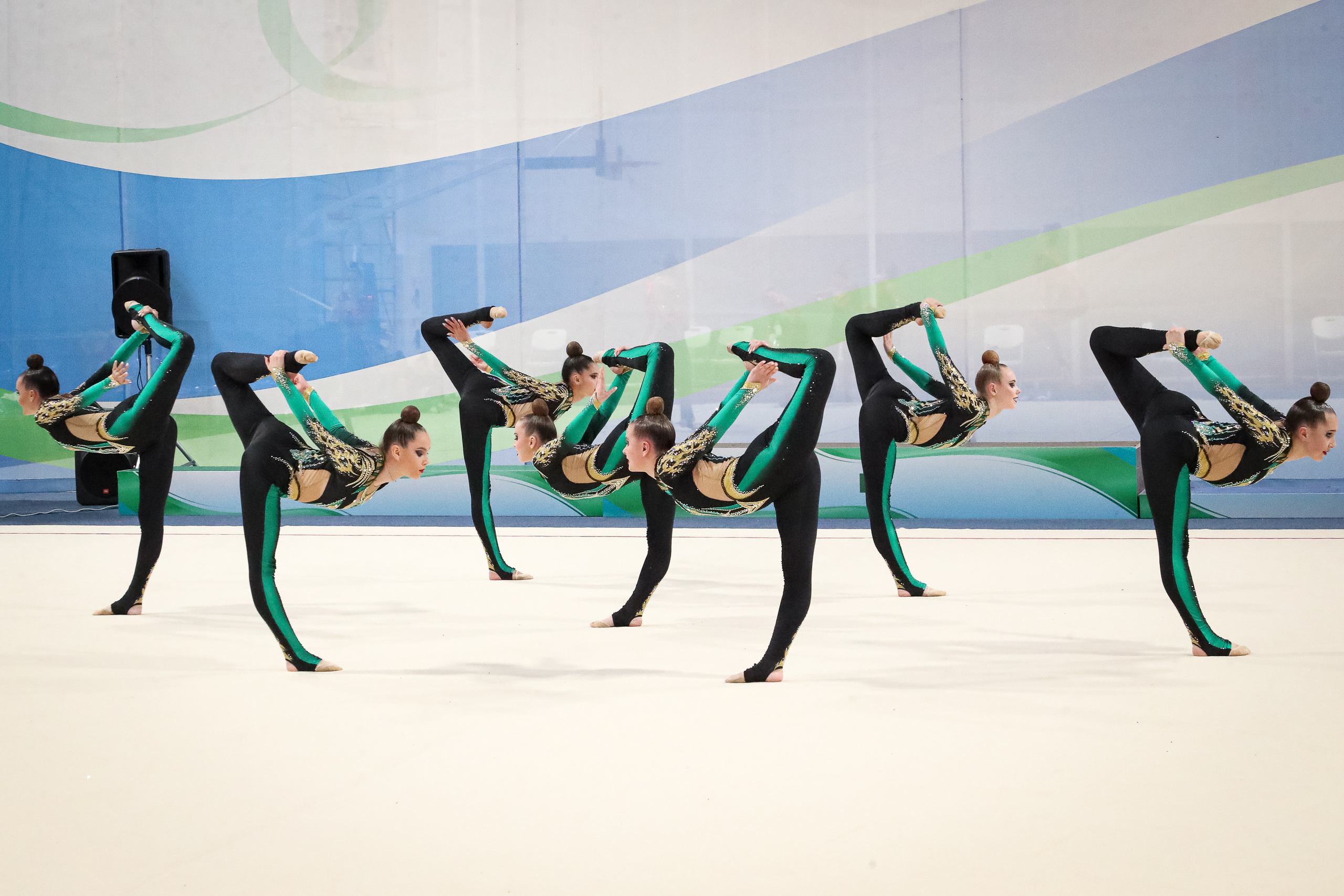 "Малахитовая лента" - Кубок губернатора Свердловской области. В групповом выступлении гимнасток запечатлен момент синхронного вращения
