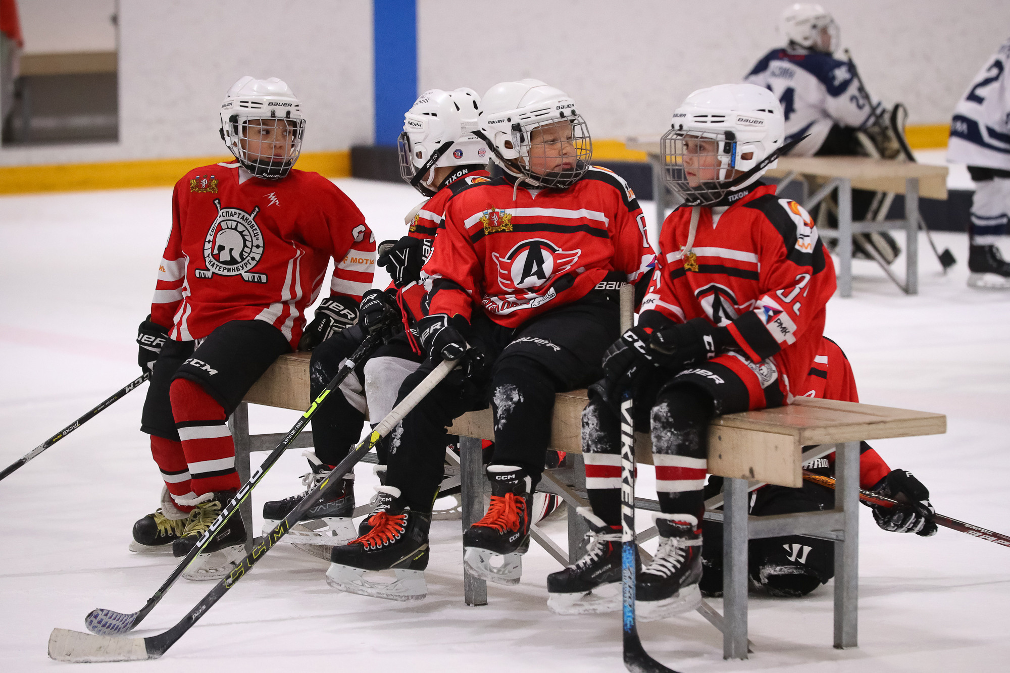 Турнир TRUTKO. Юные хоккеисты-спартаковцы отдыхают на скамейке.
