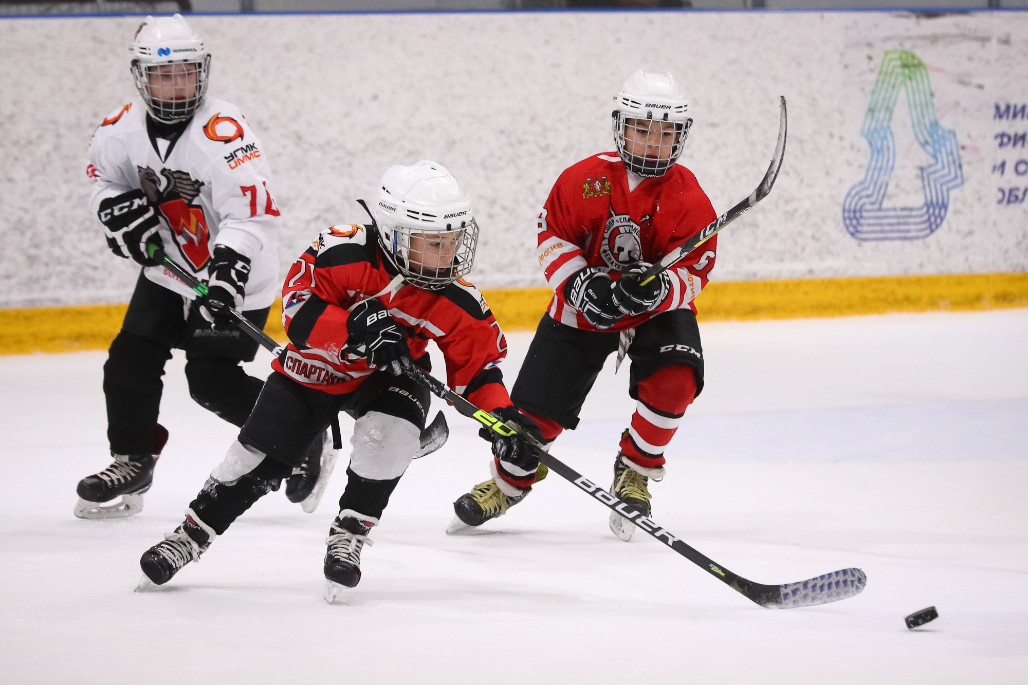 Два юных хоккеиста-спартаковца в момент атаки на турнире TRUTKO