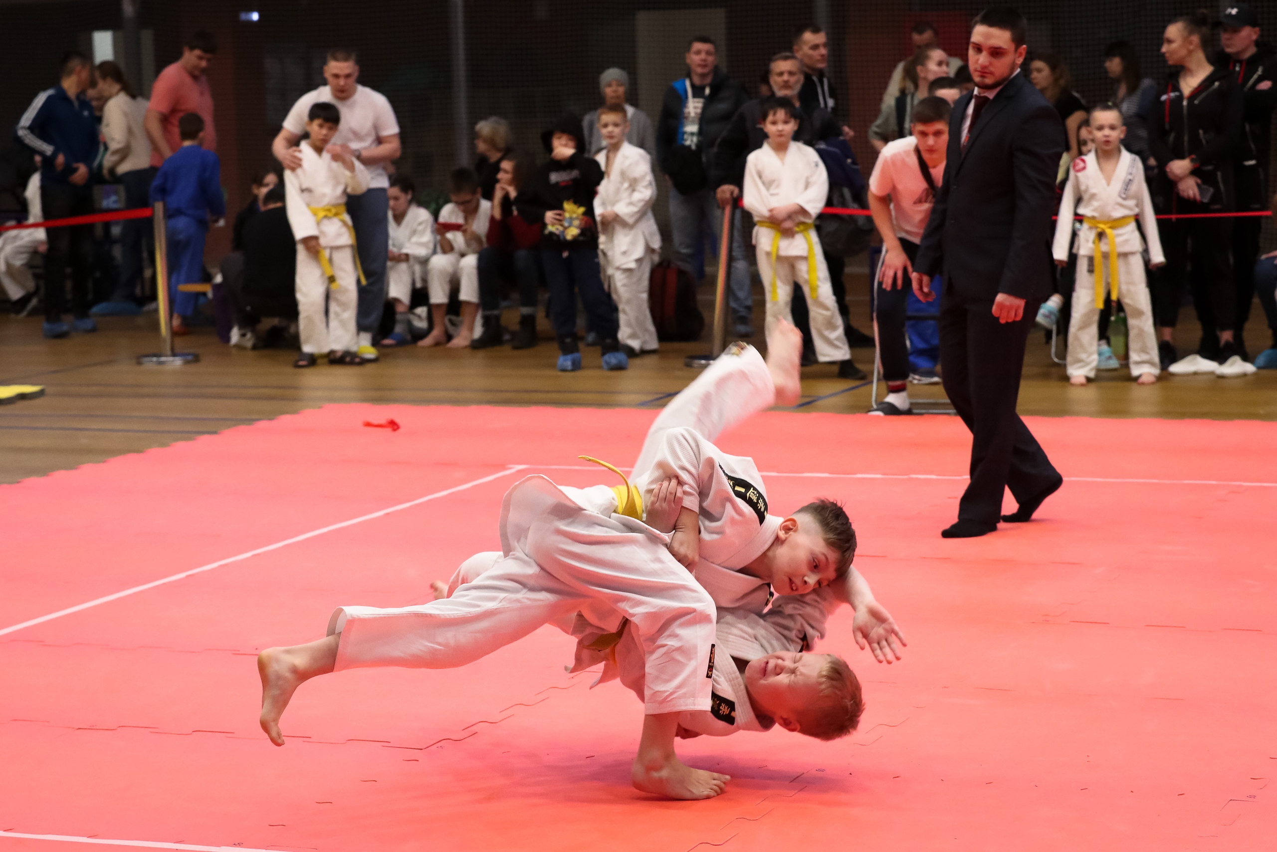 Спортивный фотограф зафиксировал эффектный момент броска. Организатор ДЕТСКО-ЮНОШЕСКАЯ СПОРТИВНАЯ ШКОЛА "ДЕТИ РОССИИ"