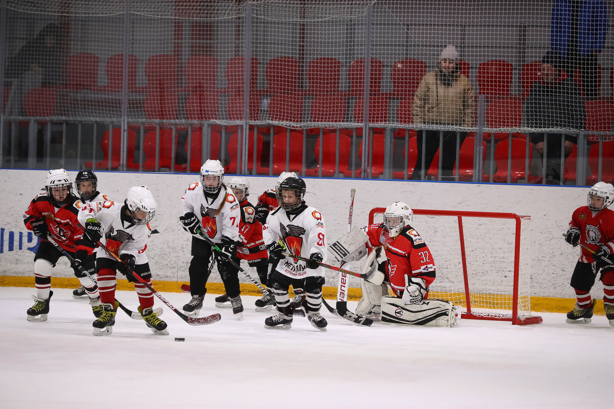 Турнир TRUTKO. Юные хоккеисты-спартаковцы отбивают атаку противника у ворот. Вратарь закрывает правый угол