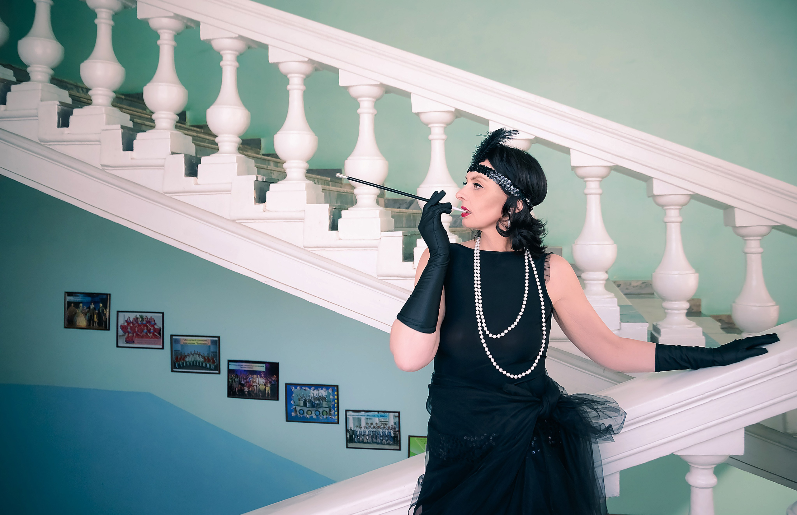 Девушка в стиле ретро, винтаж, Гэтсби на лестнице.