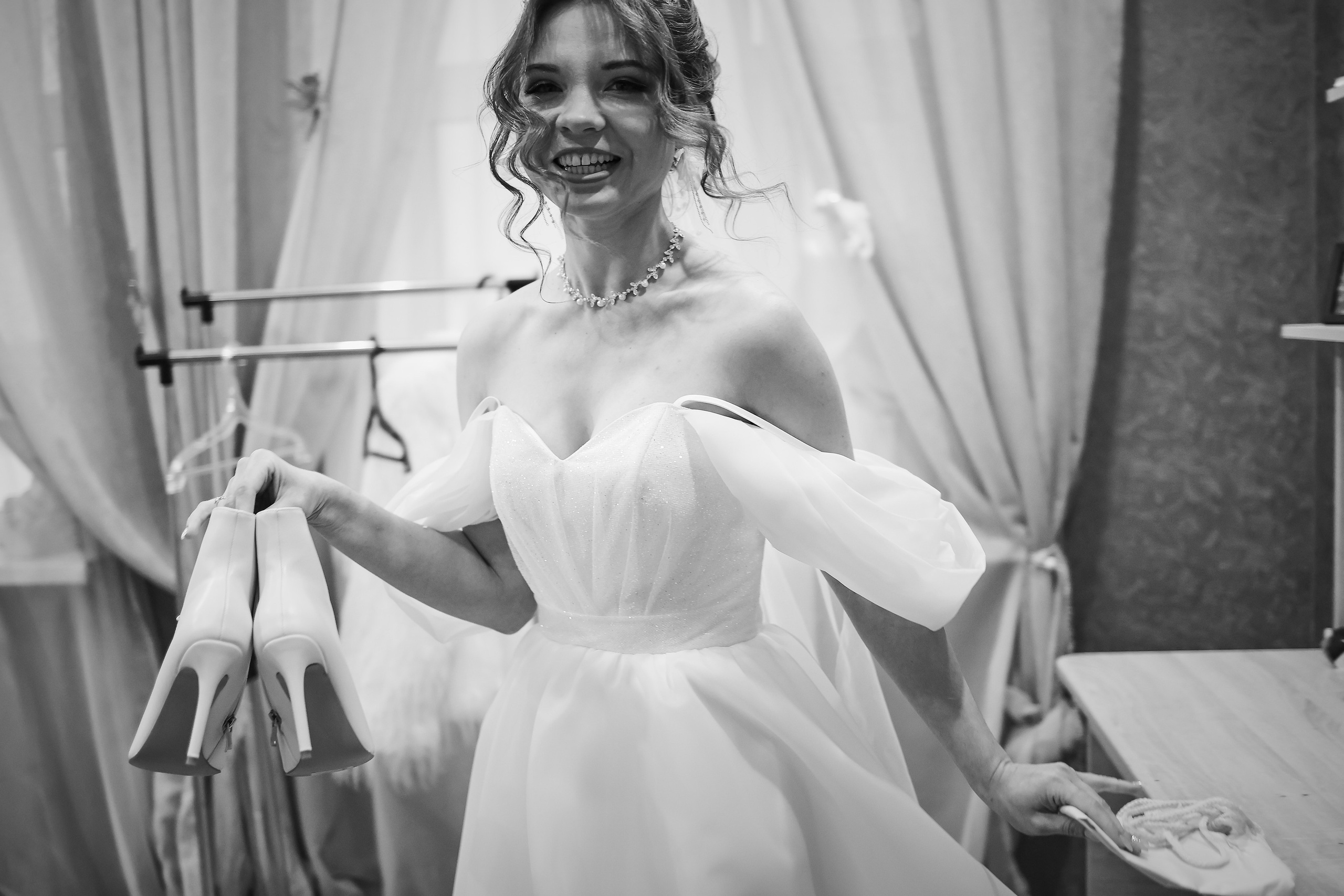 невеста с туфлями в черно-белой фотографии