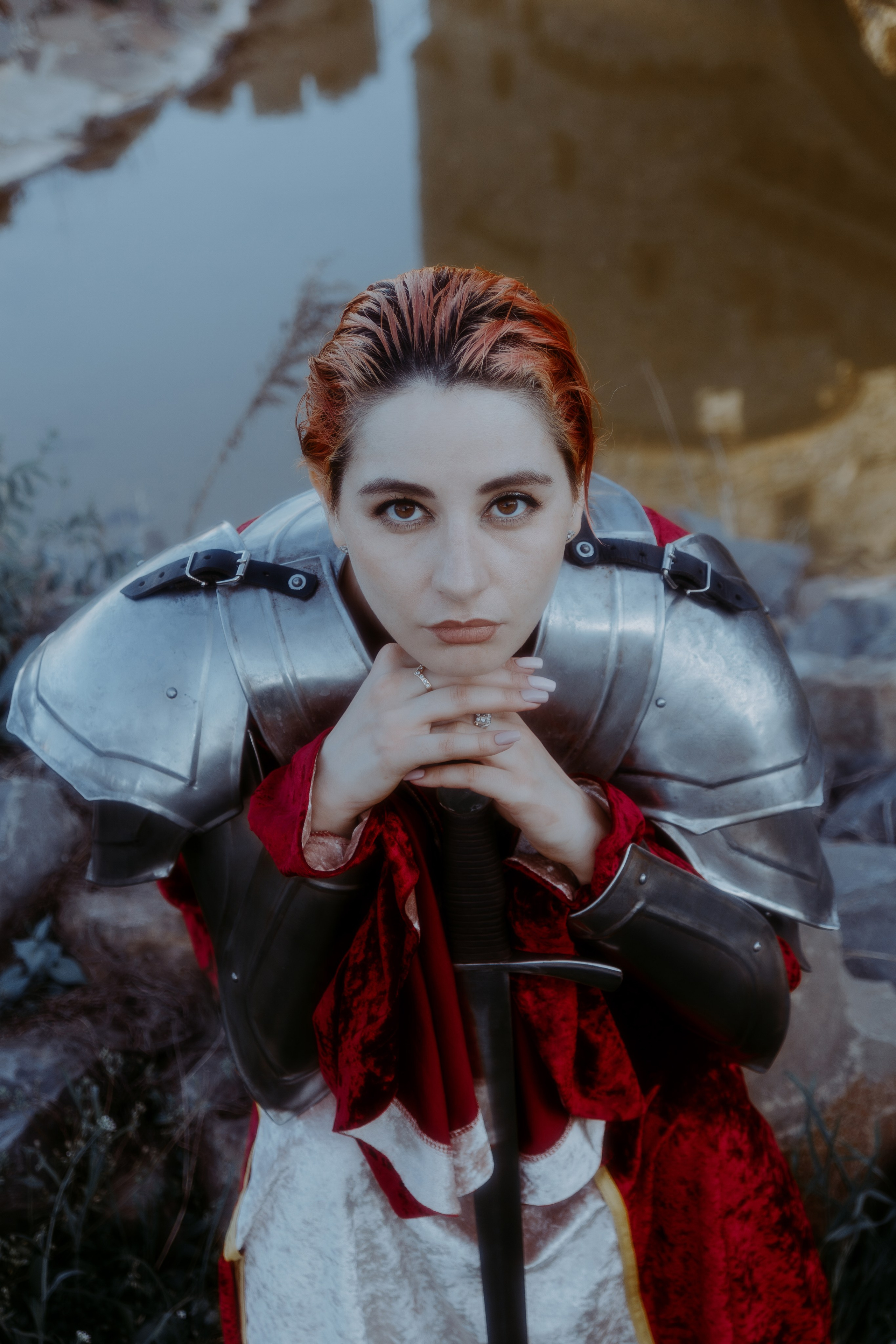 Портрет девушки с красными волосами рядом с водой и рыцарским замком