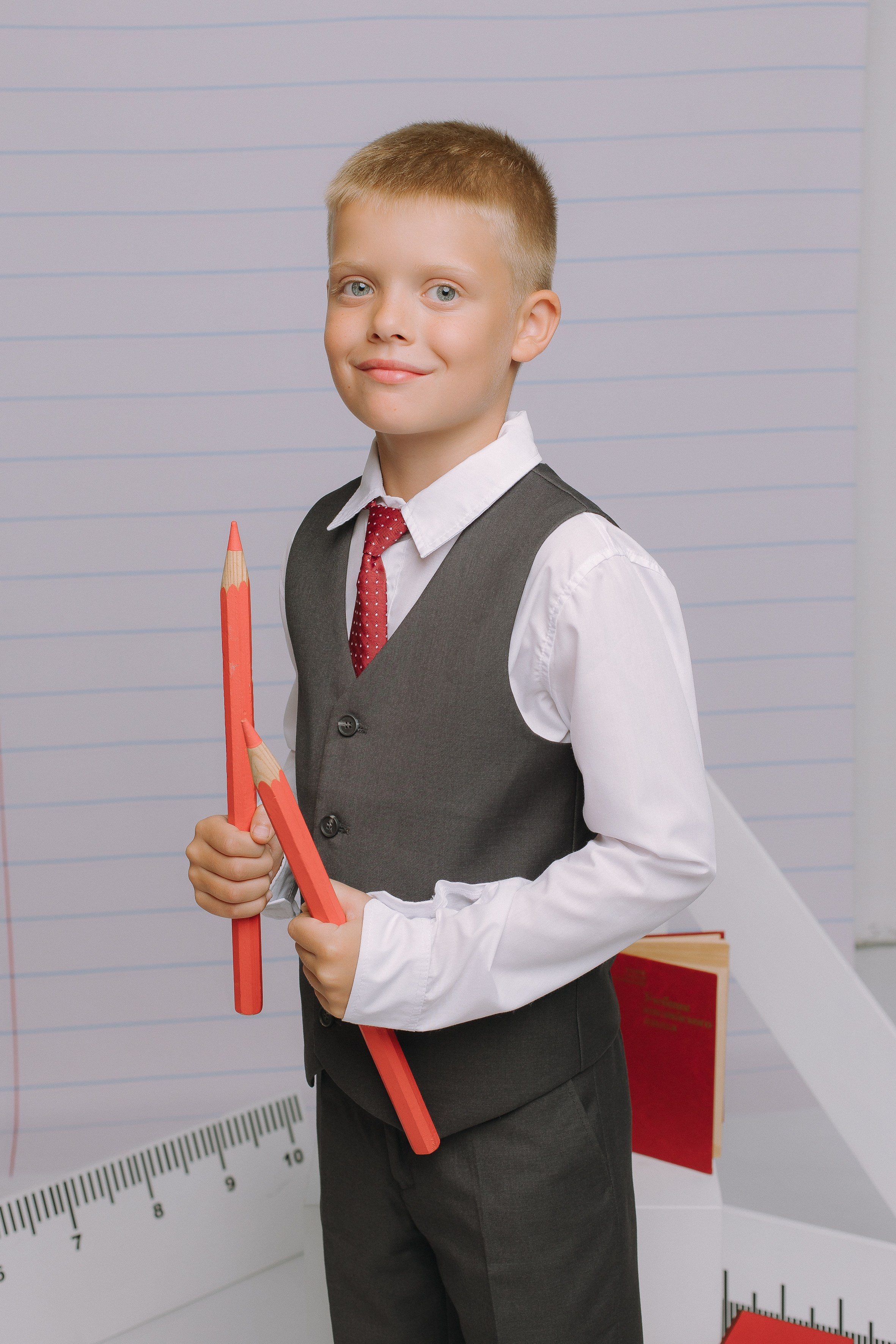 Студия- Портреты начальная школа (С реквизитом). Выпускные альбомы Натальи Бутко: Новороссийск, Анапа, Геленджик