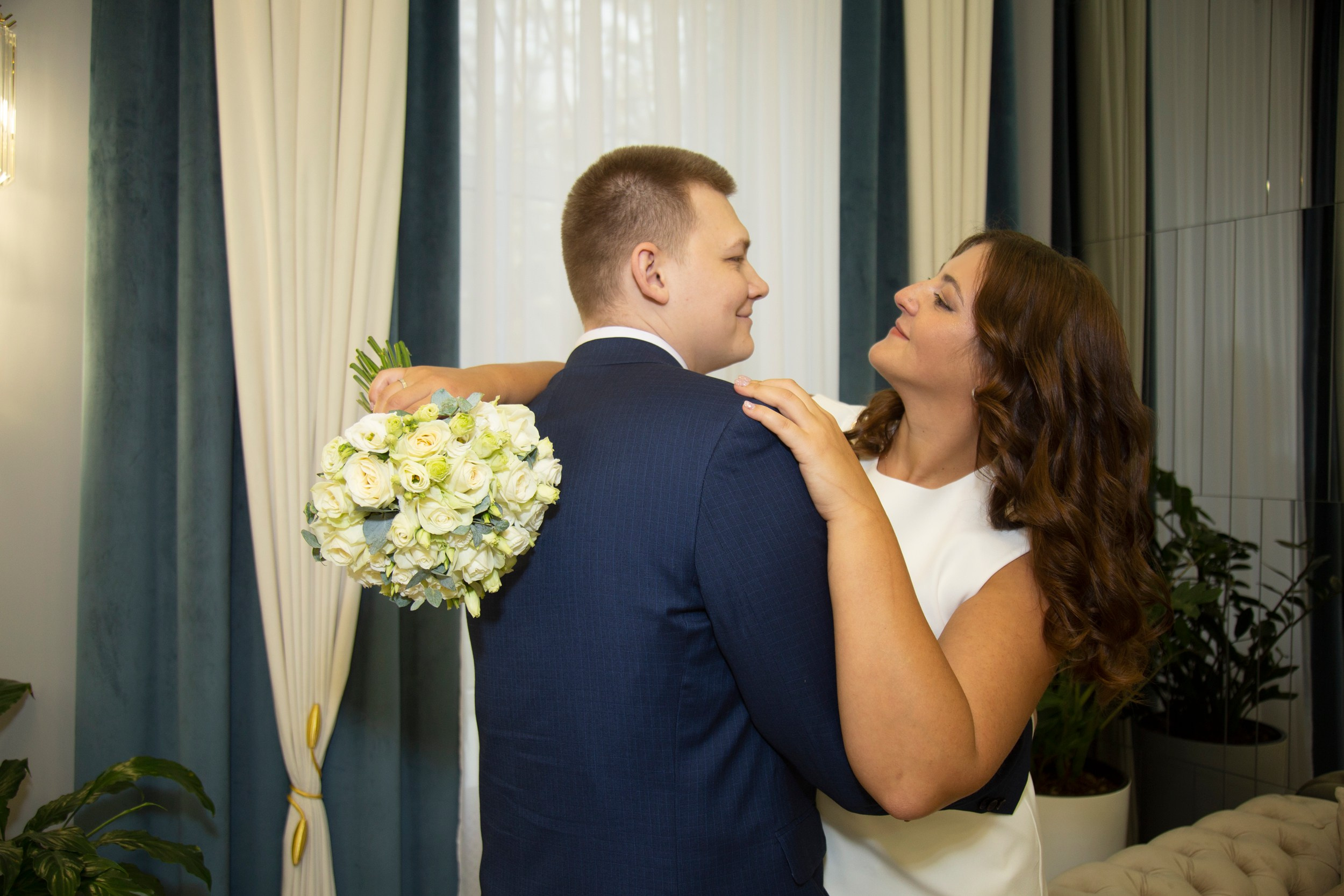 Свадебная фотосессия во Дворце бракосочетания 3 в Москве для Рафаэля и Анны. Фотосессия в студии в Москве от профессионального фотографа услуги по доступным ценам