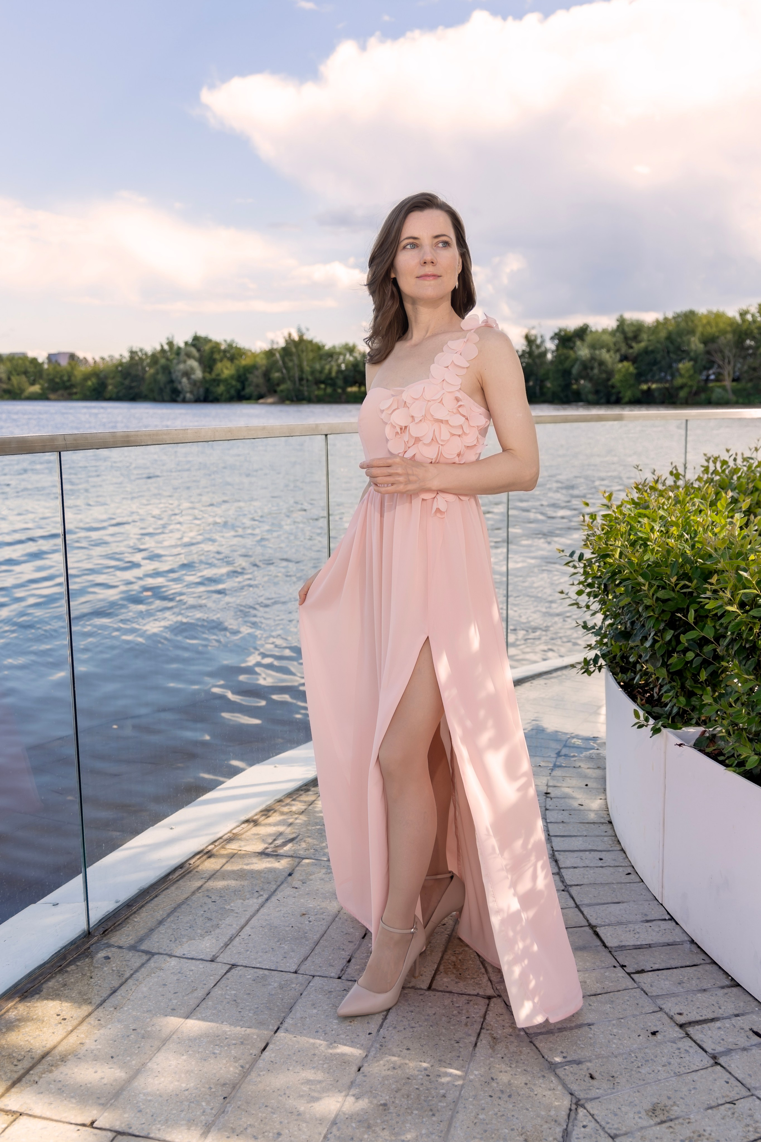 Фотосессия на новой набережной Коломенского: нежность, цветы и вдохновение. Репортажный, семейный и студийный фотограф в Москве Демин Алексей