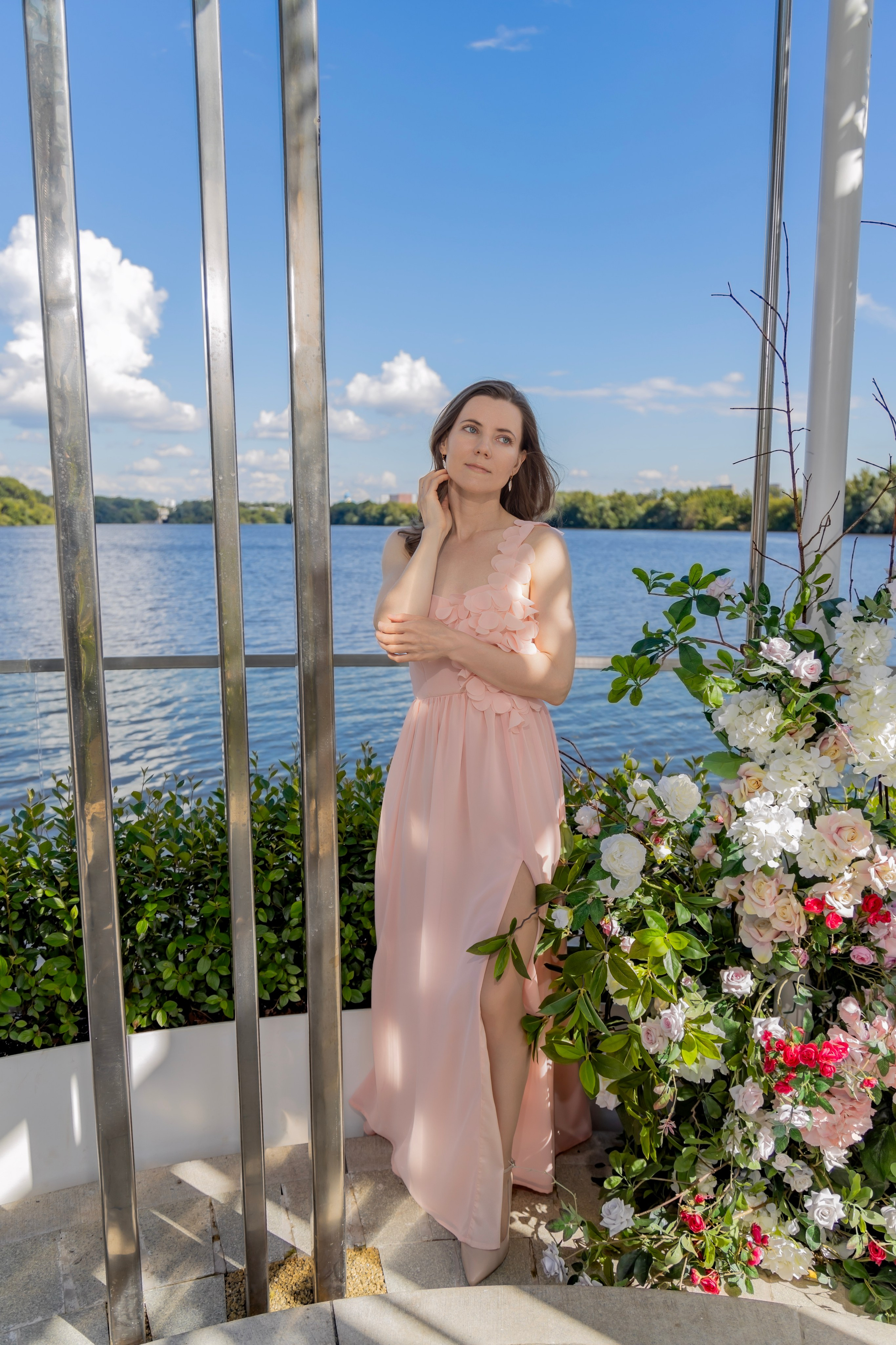 Фотосессия на новой набережной Коломенского: нежность, цветы и вдохновение. Репортажный, семейный и студийный фотограф в Москве Демин Алексей