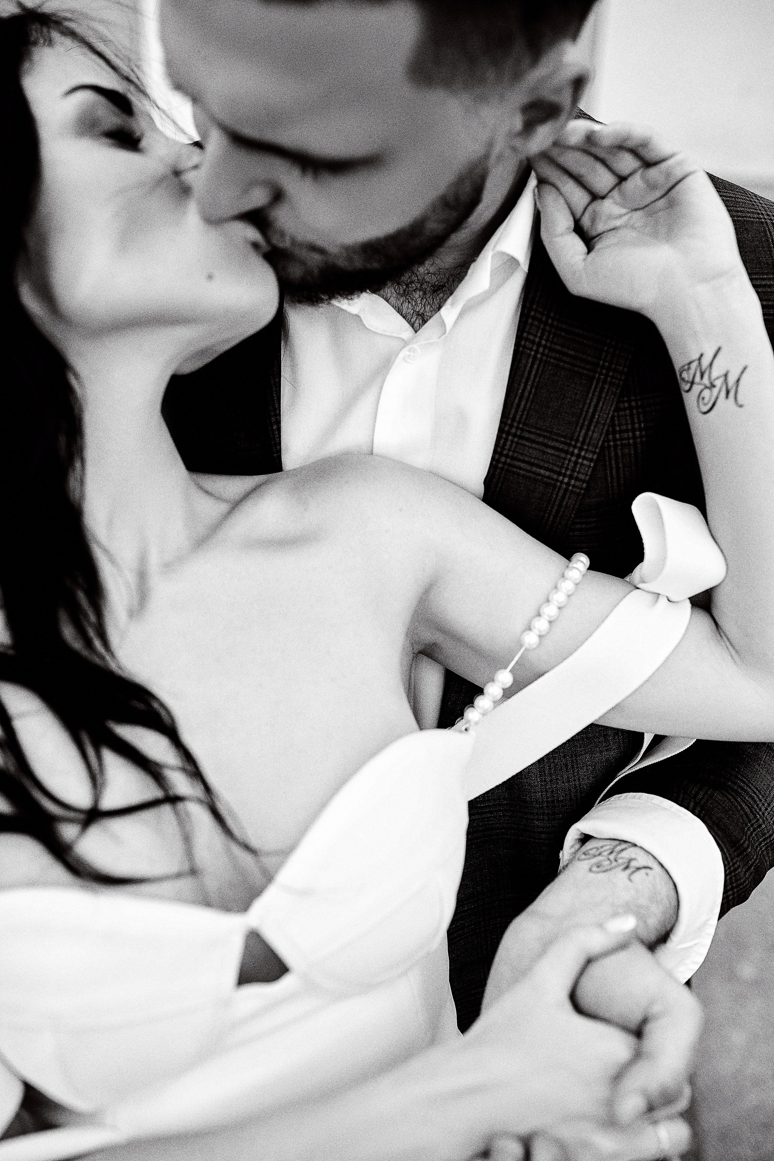 Фотограф на свадьбу должен быть опытным и профессиональным. Он должен знать, как работать со светом, какие настройки камеры использовать в различных условиях и как сделать персональные снимки.