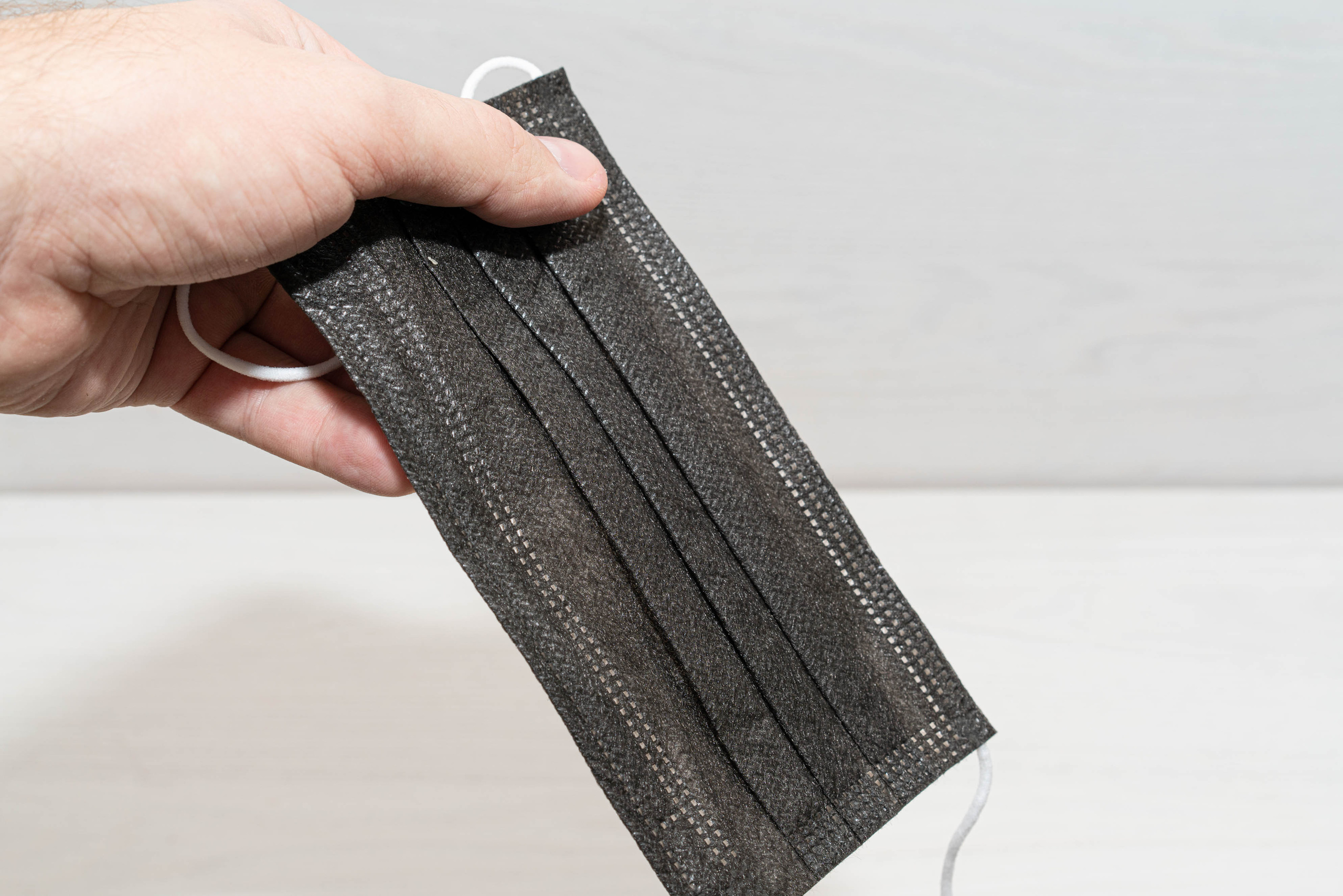 Медицинская защитная маска для лица черного цвета. Фотограф — видеограф в Москве Дмитрий Менделеев