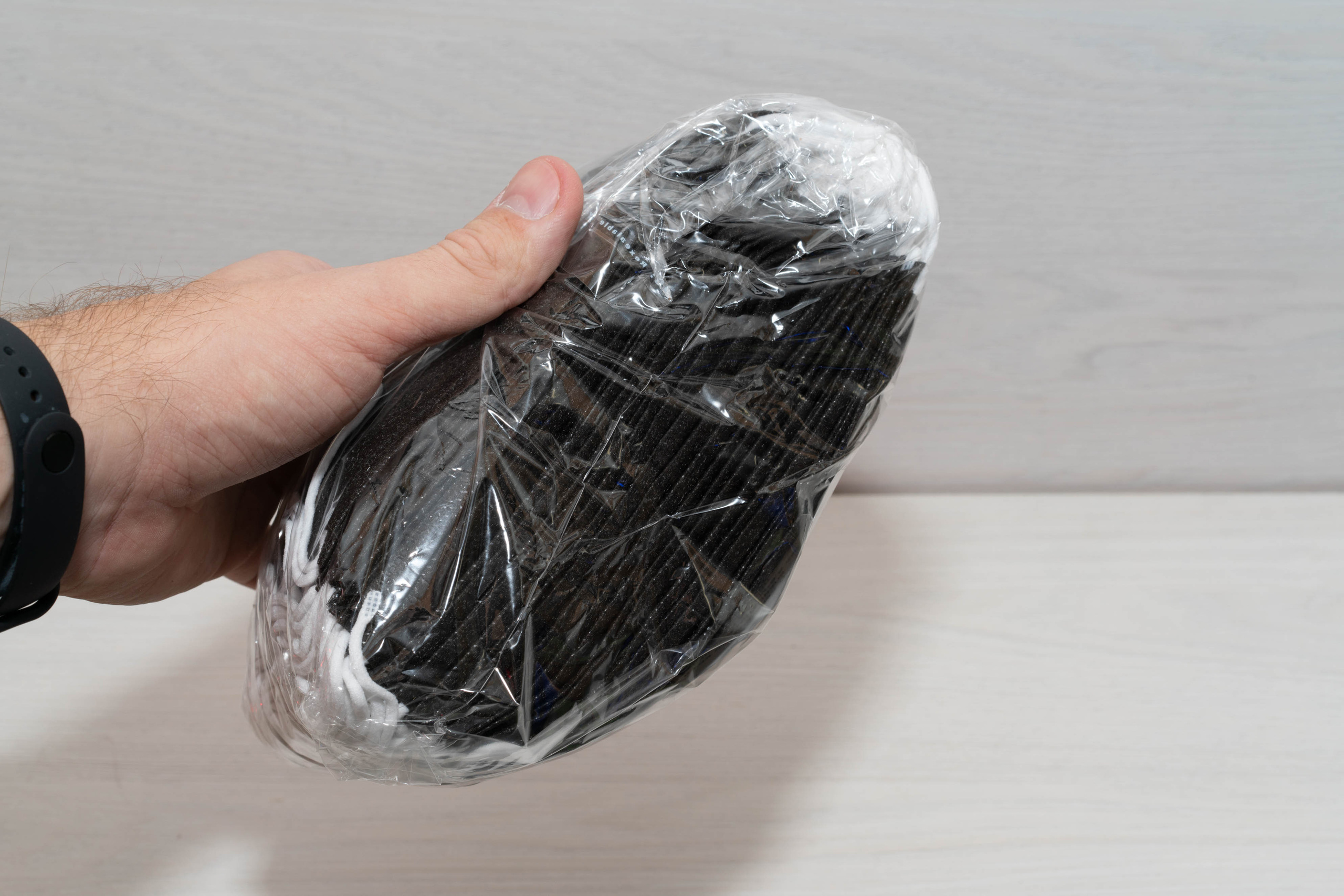 Медицинская защитная маска для лица черного цвета. Фотограф — видеограф в Москве Дмитрий Менделеев