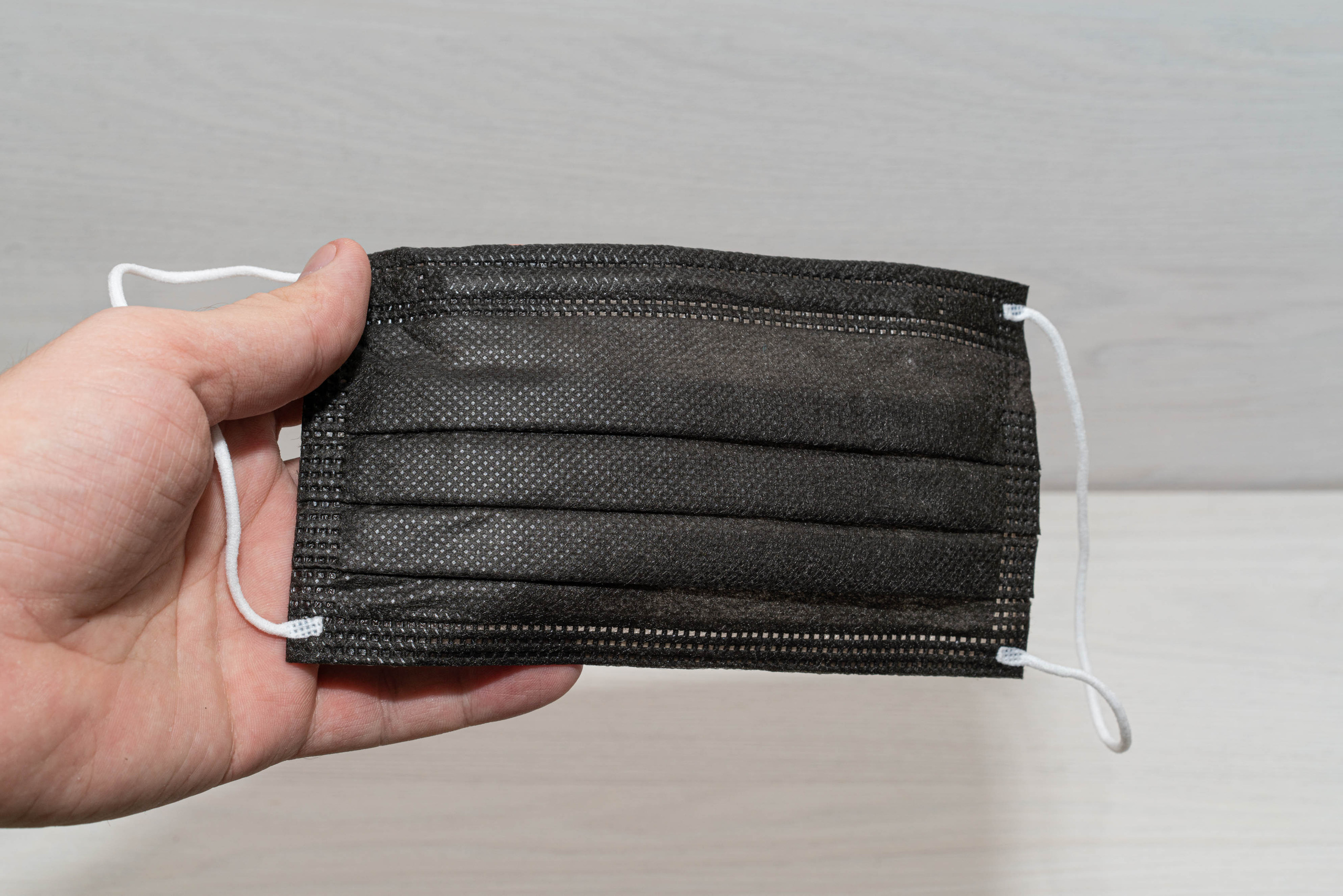 Медицинская защитная маска для лица черного цвета. Фотограф — видеограф в Москве Дмитрий Менделеев