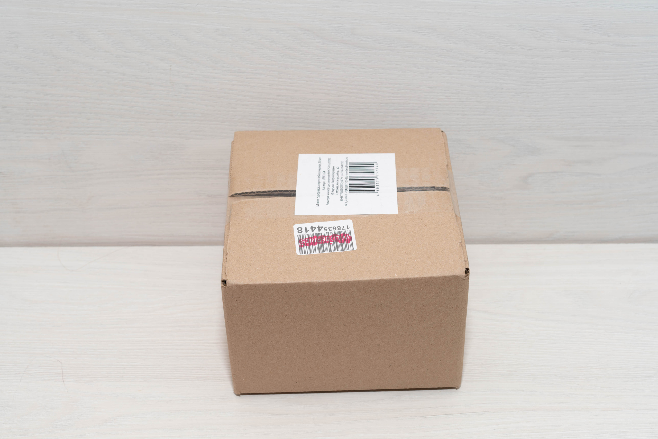 Медицинская защитная маска для лица черного цвета. Фотограф — видеограф в Москве Дмитрий Менделеев