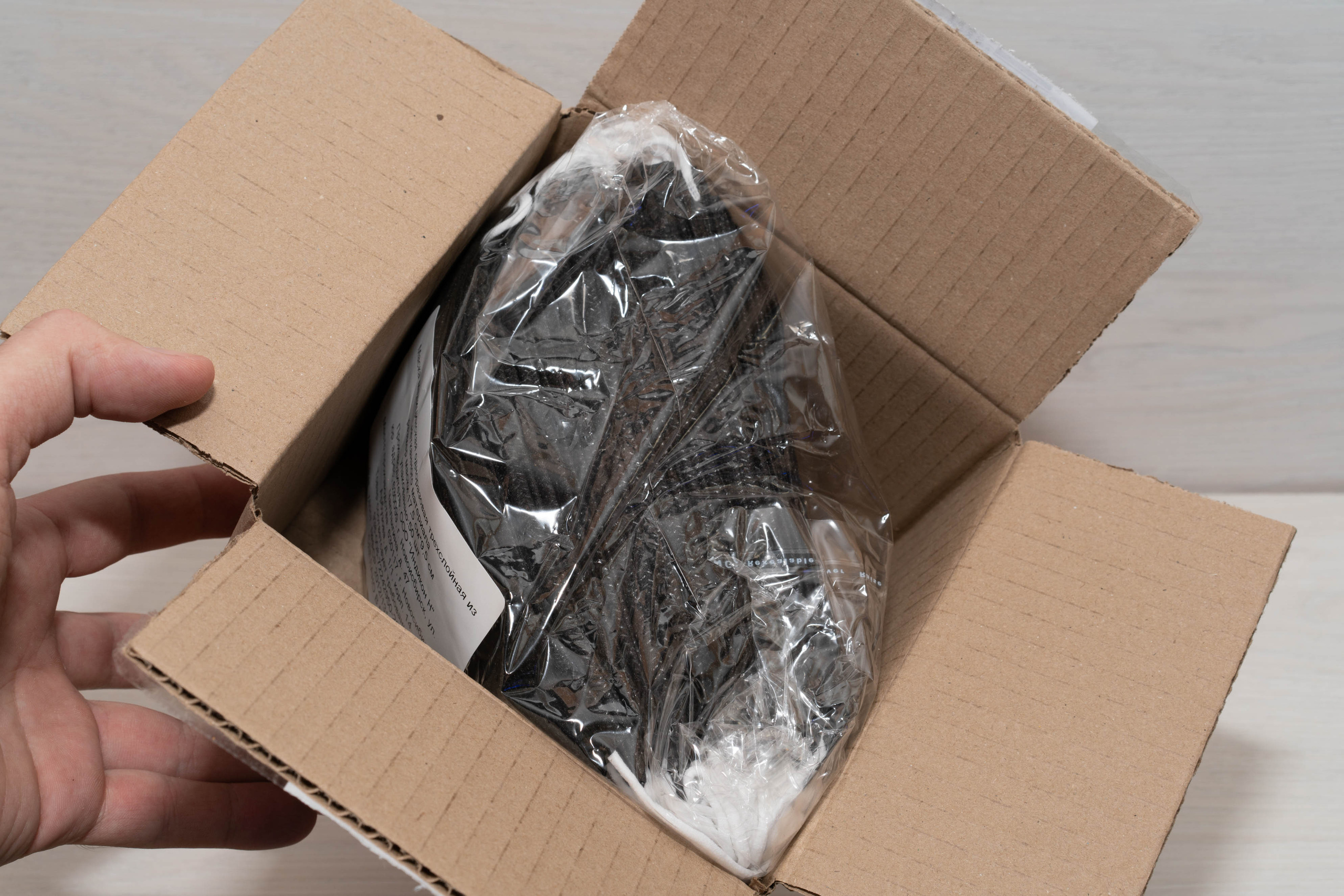 Медицинская защитная маска для лица черного цвета. Фотограф — видеограф в Москве Дмитрий Менделеев