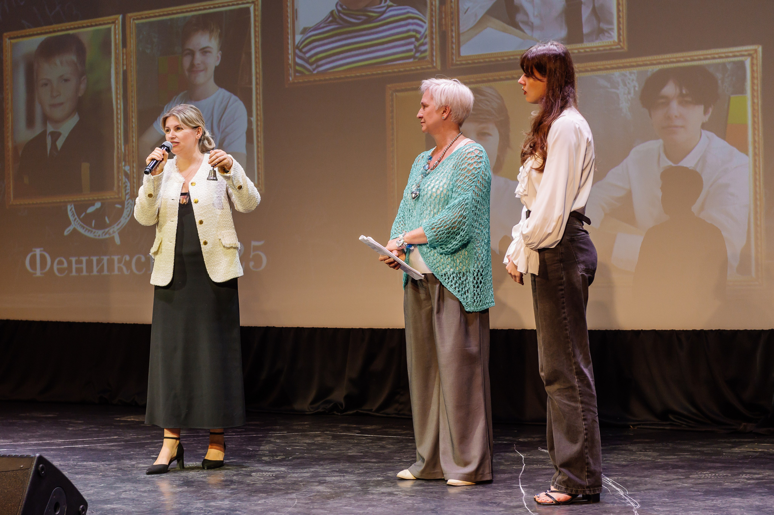 директор выступает с речью на сцене