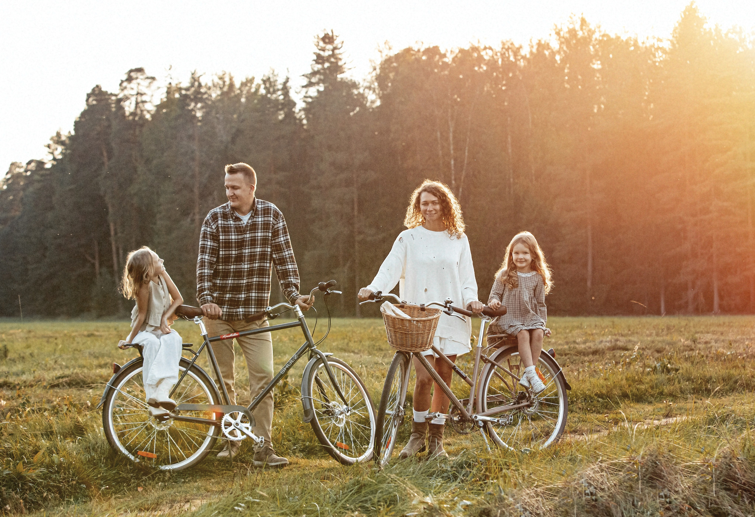 Прогулка в парке на велосипедах на годовщину свадьбы. Свадебный, семейный, детский фотограф в Санкт-Петербурге