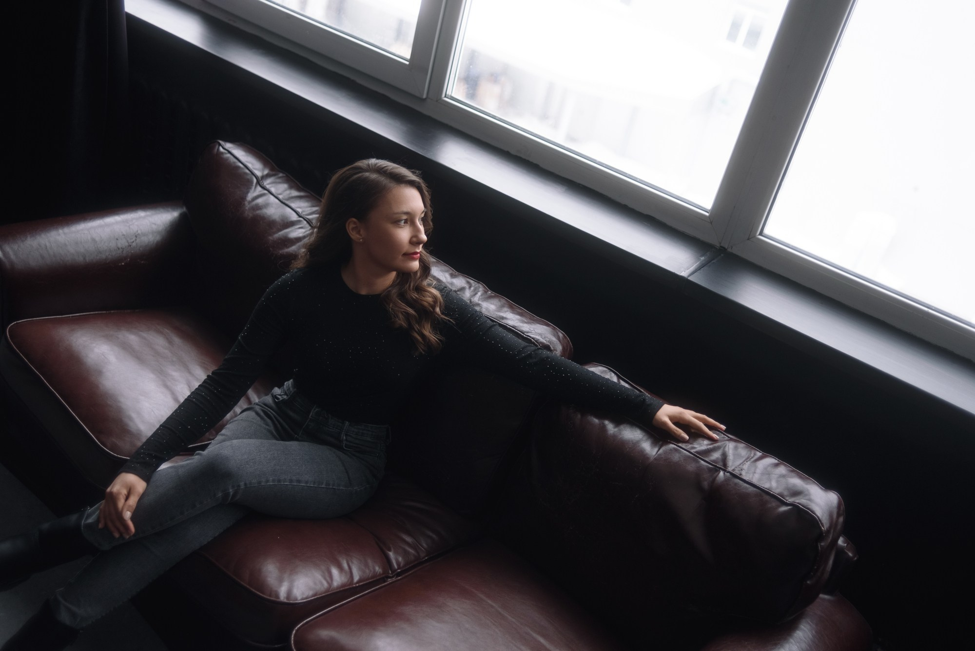 Минималистичный портрет в бетонном интерьере лофта