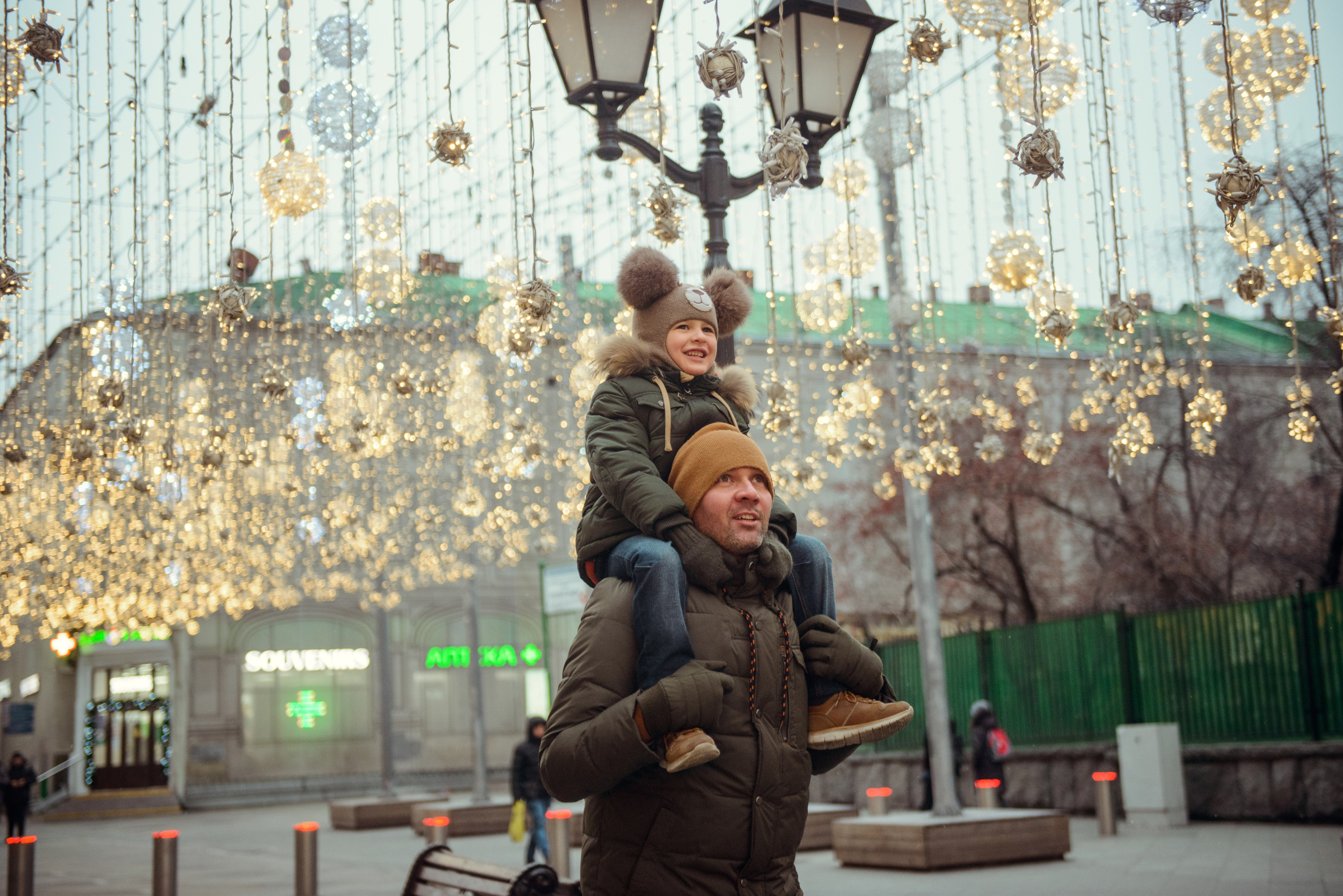 family photo shoot walking in the city. New Year Christmas photoshoot (Photographer in Edinburgh Elena Carruthers)
