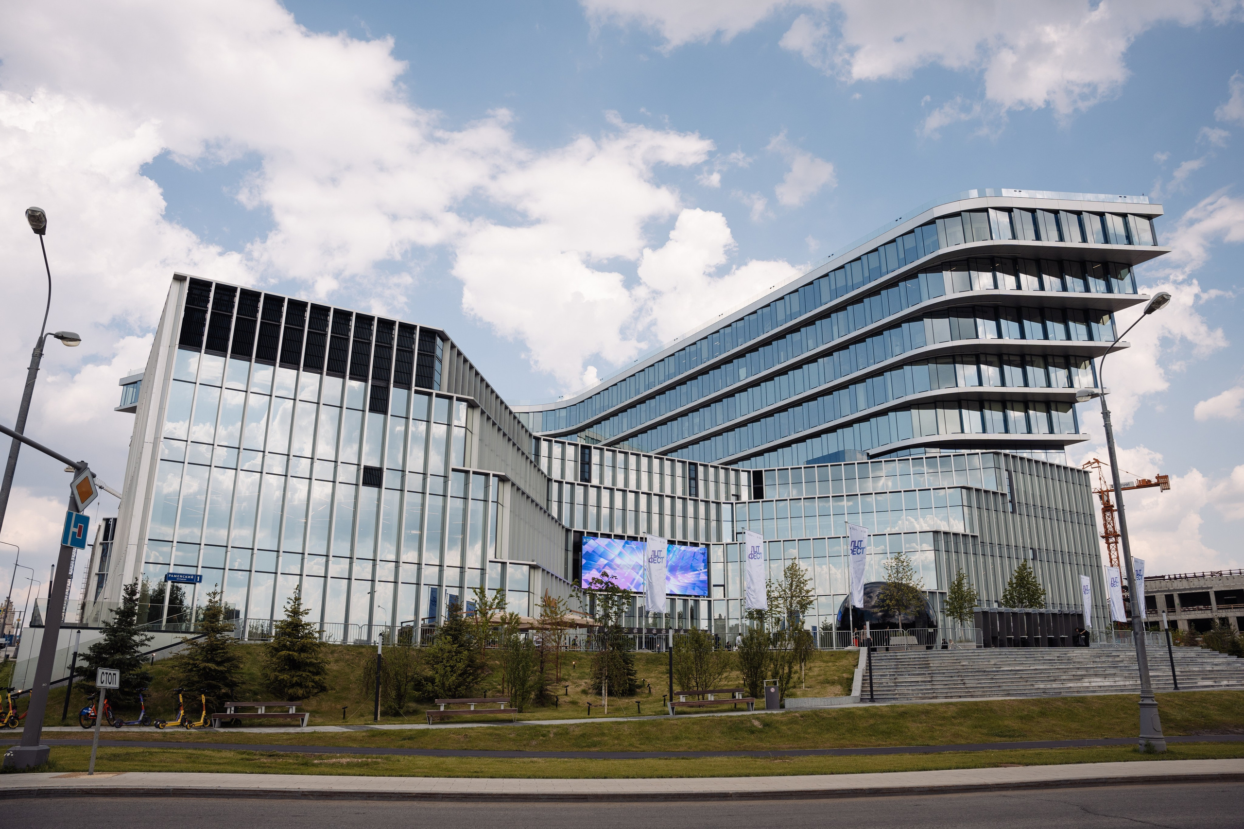 ЛЦТ ФЕСТ 2024 в арт кластере Ломоносов. Свадебные фотосессии в Москве. Фотограф Сергей Ржевский