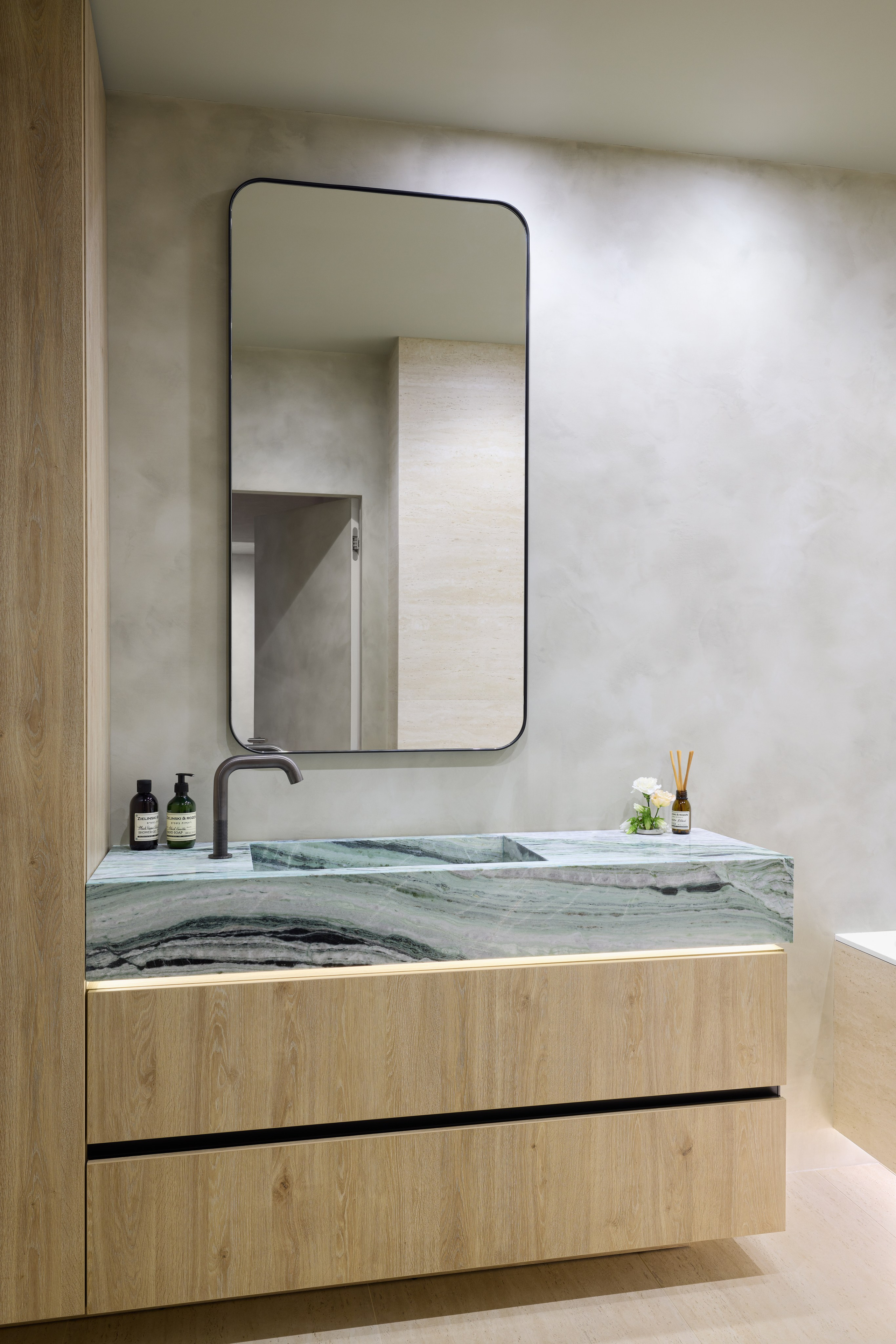 Ванная комната с премиальной сантехникой и индивидуальными деталями. Дизайн от Ксении Новиковой (ksudsgn), выполнен в рамках проекта в Петербурге.