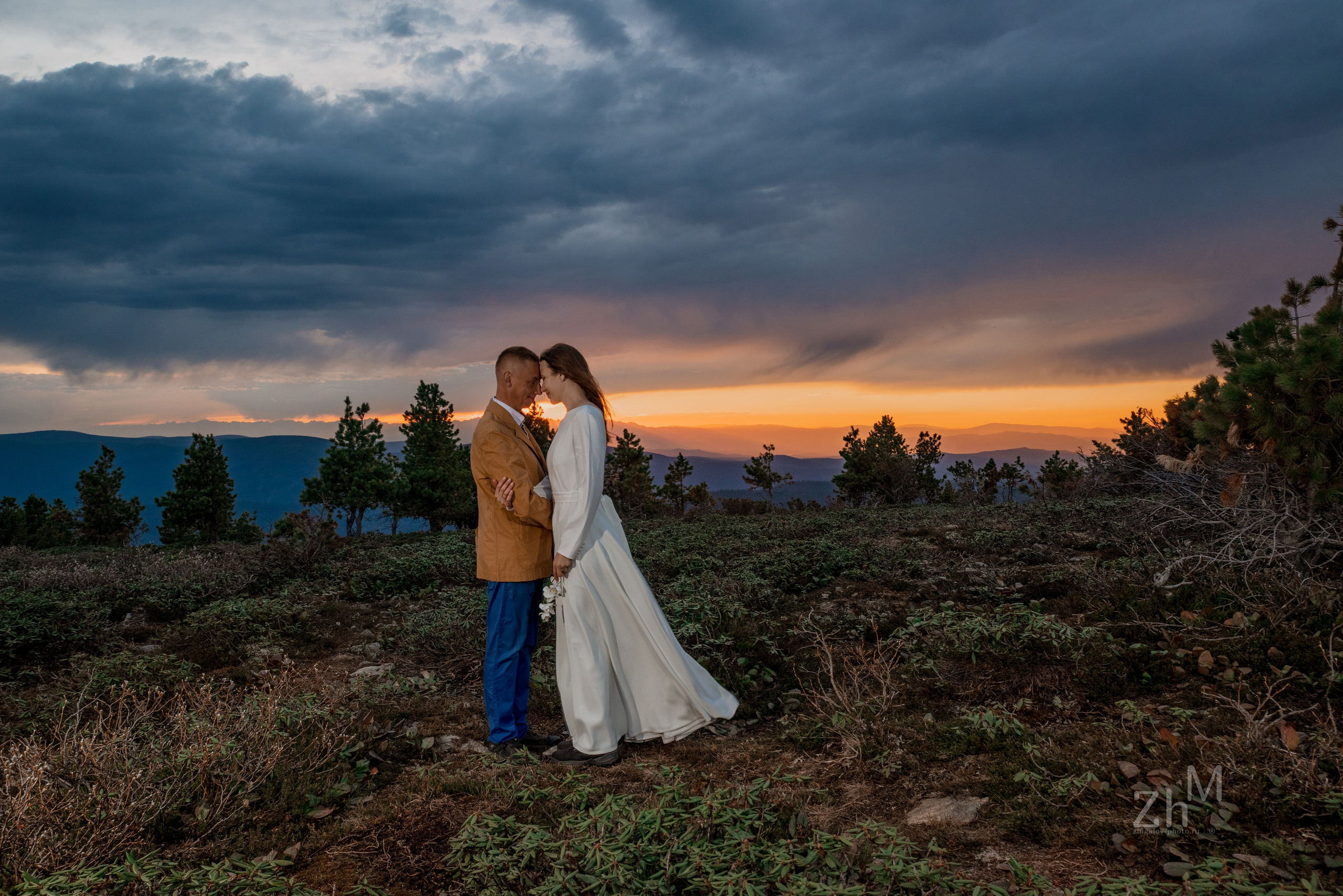 Свадебная фотосессия на Байкале и горах. Семейный и свадебный фотограф в Иркутске Максим Жигалов