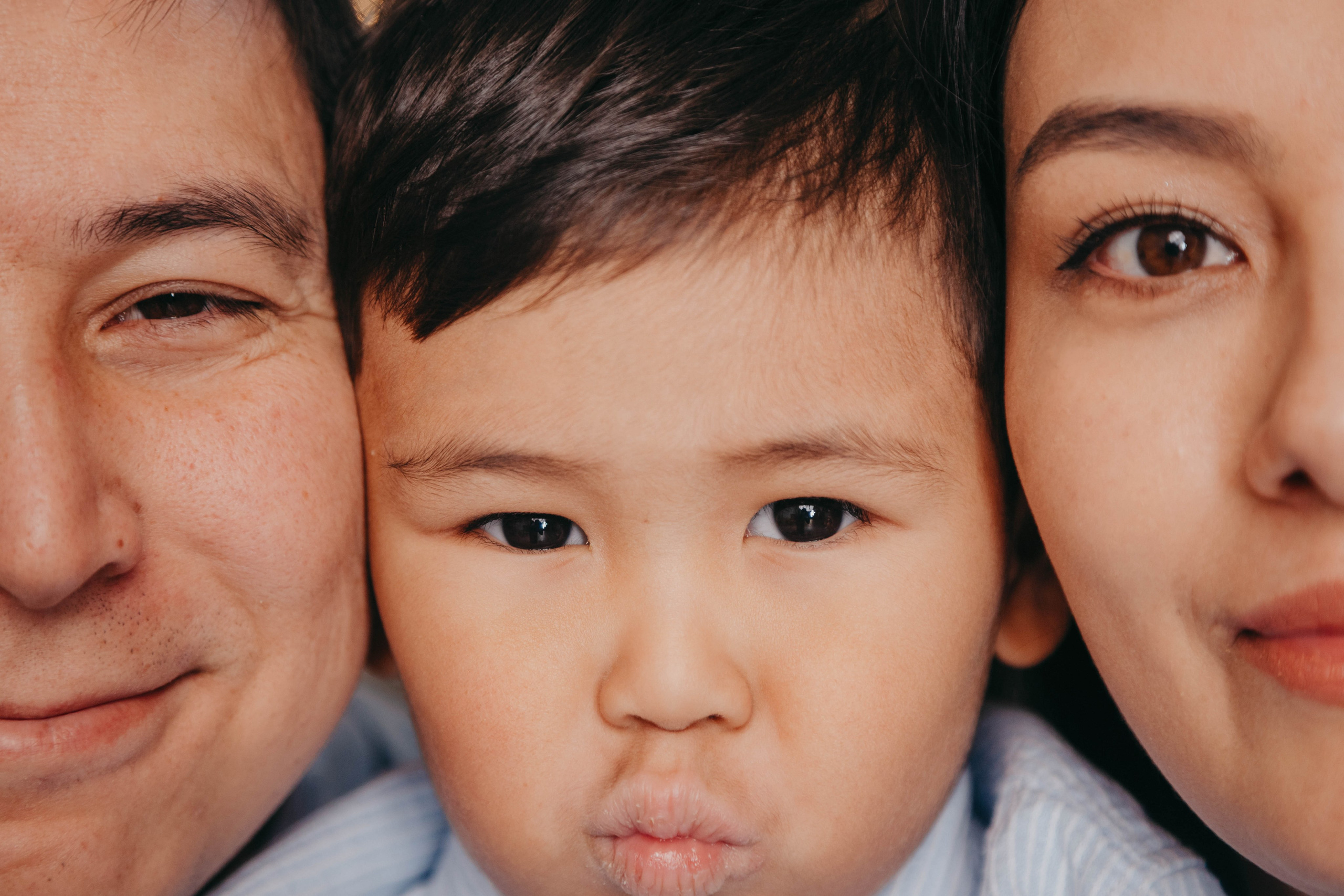 Семейная фотосессия в фотостудии 2Стула. Свадебный, семейный и портретный фотограф в Алматы, Костанай