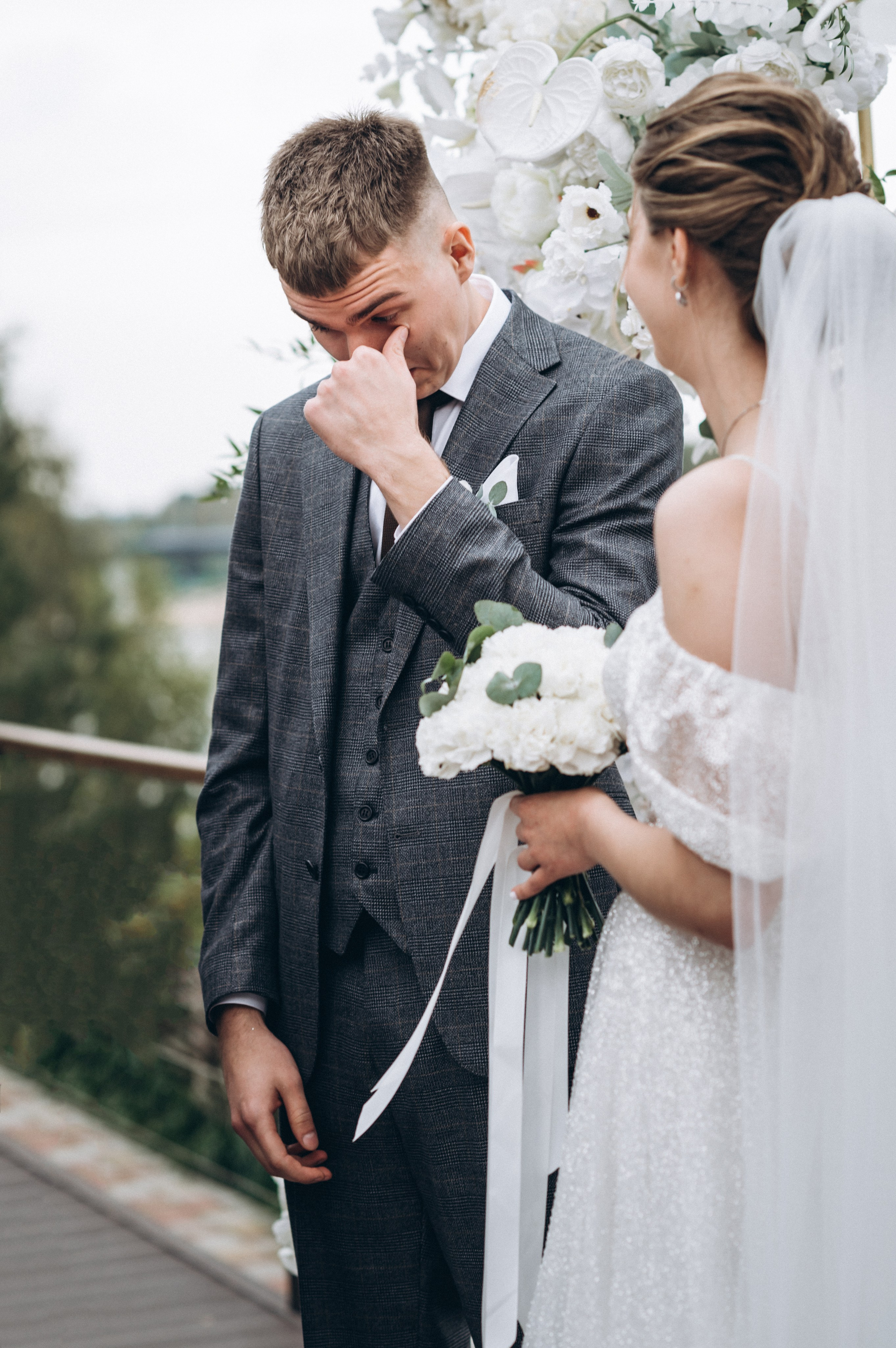 Трогательная фотография жениха и невесты с выездной регистрации в Полоцке