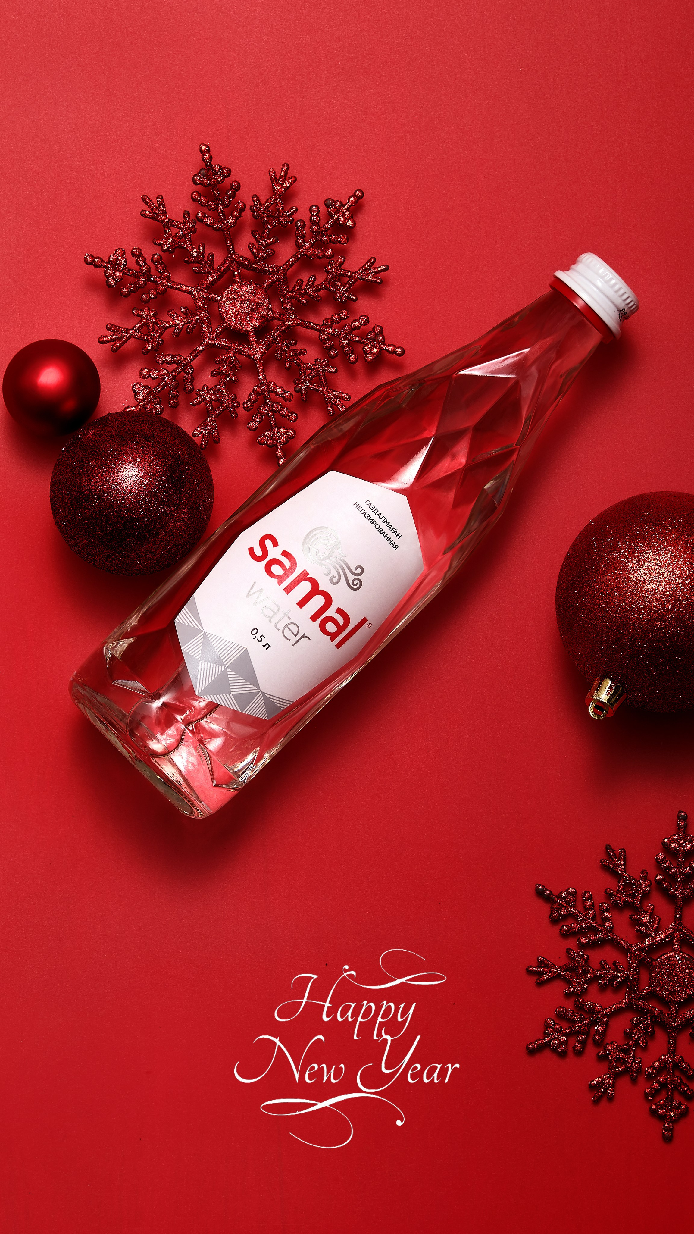 Профессиональная фотосъёмка напитков и минеральной воды в Алматы — бутылка Samal с новогодним оформлением, фотограф для брендов и e-commerce.