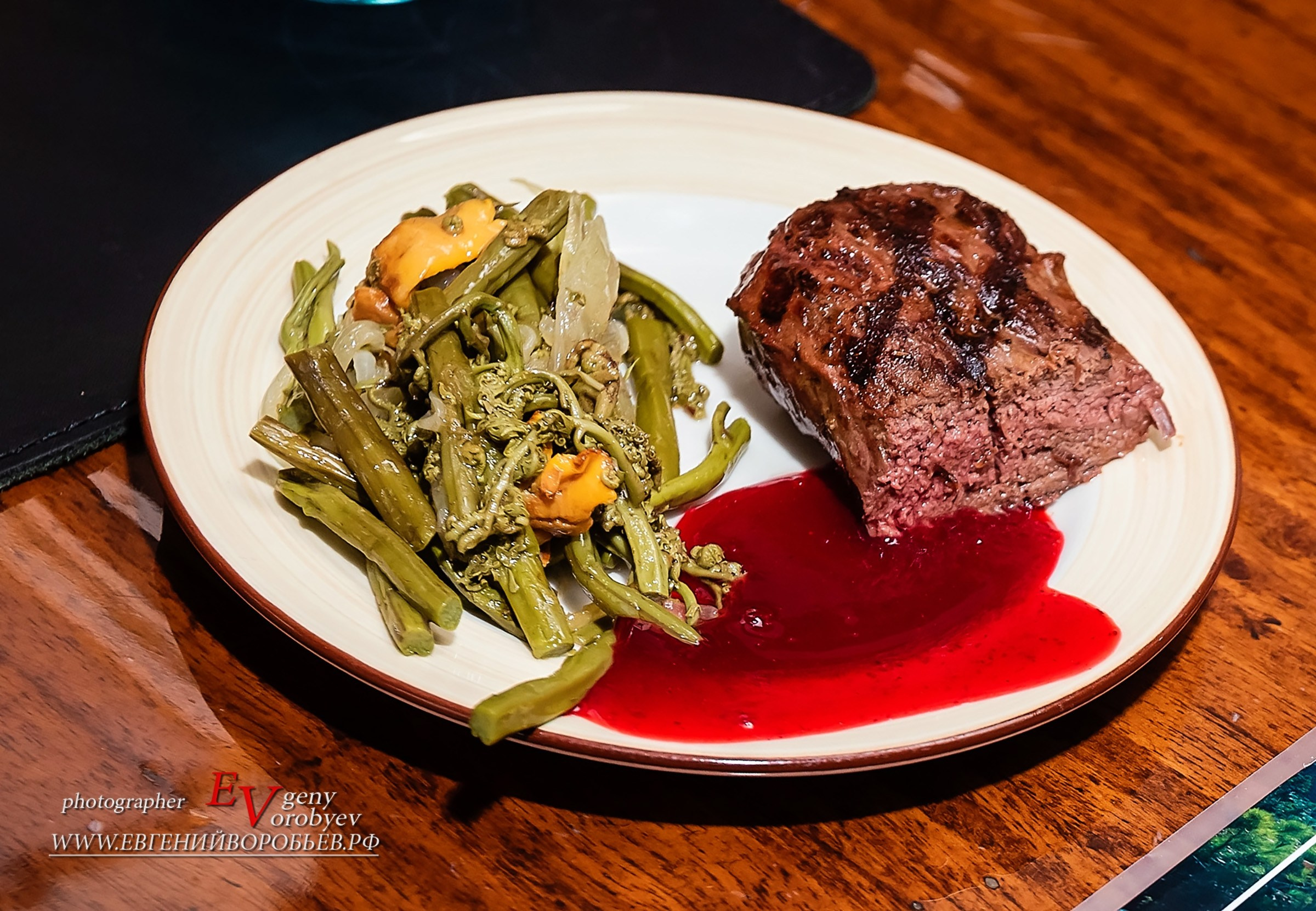стейк говядина в ресторане Хозяин тайги заказать экскурсию цена трансфер аренда микроавтобуса аренда кабриолета фототур достопримечательности в Красноярске что посетить куда сходить что посмотреть интересные места фото индивидуальный тур экскурсии Красноярск ресторан сибирская кухня меню где вкусно поесть в Красноярске ресторан кафе путешествие туристический маршрут Национальный парк заповедник Столбы Дивногорск Красноярская ГЭС смотровые площадки видовые красивые места программа маршрут