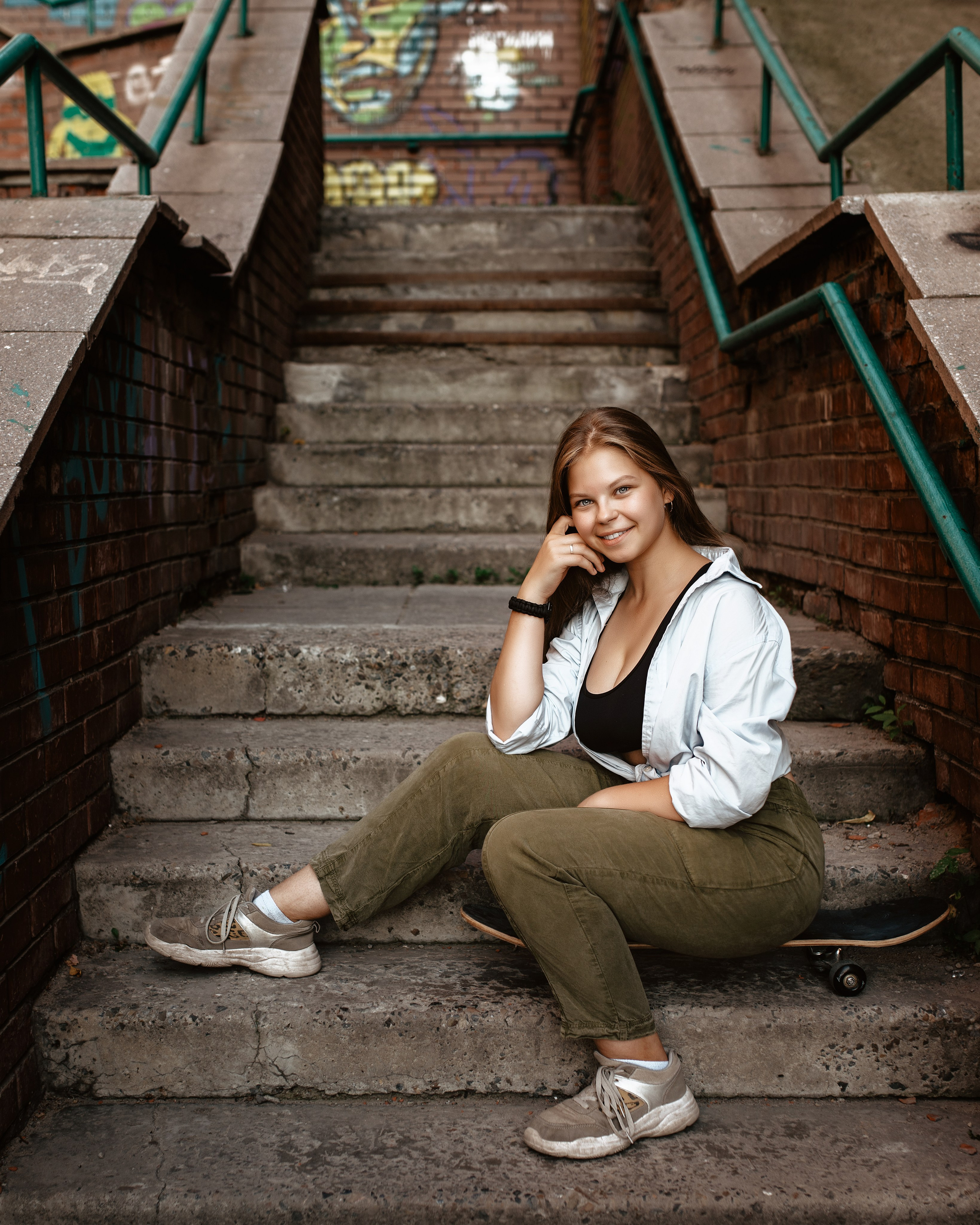Девочка со скейтбордом на каменной лестнице, детская фотосессия в стиле урбан, Новосибирск