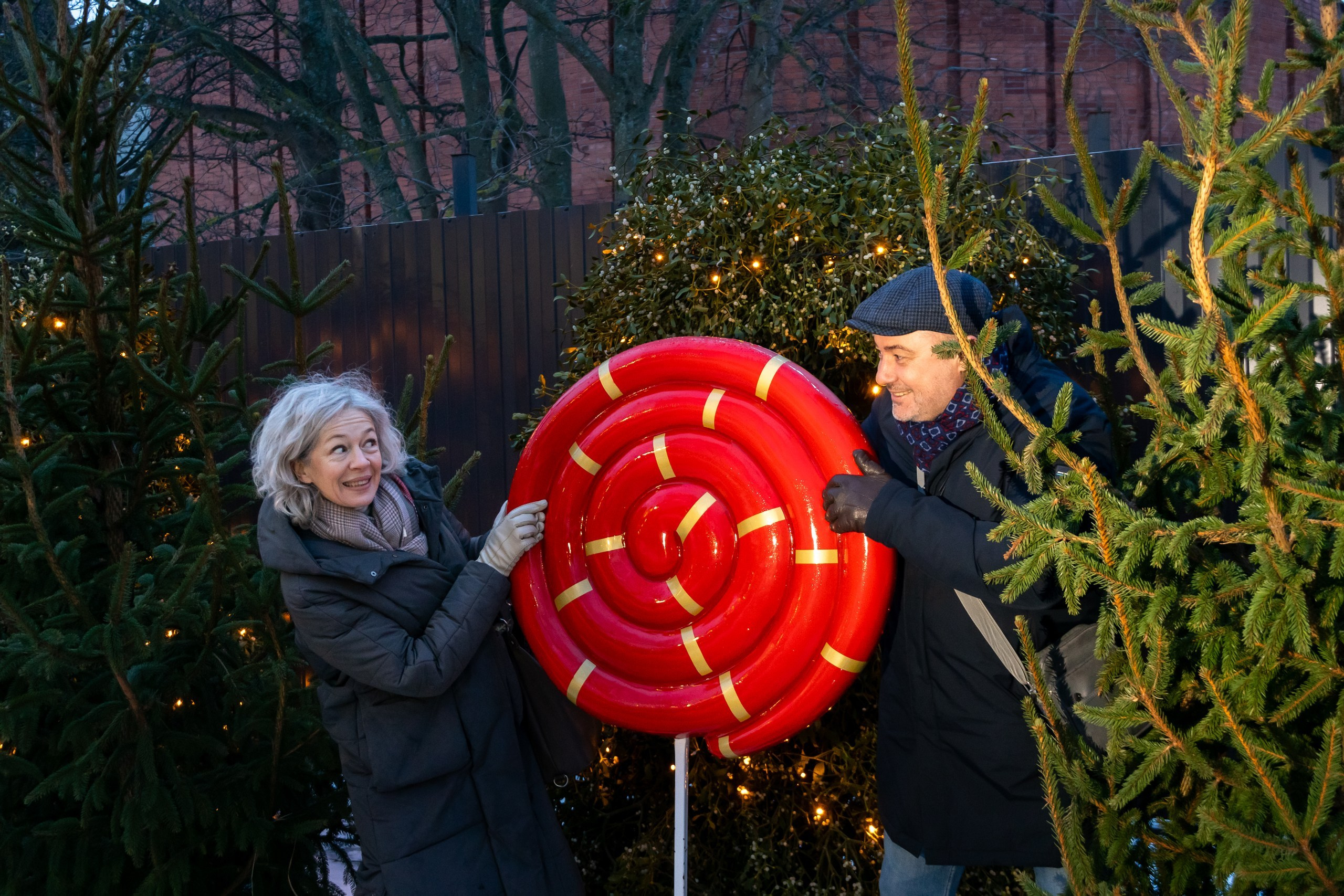 Двое в Новогоднем Зеленоградске. Фотограф Татьяна Рутковская Калининград