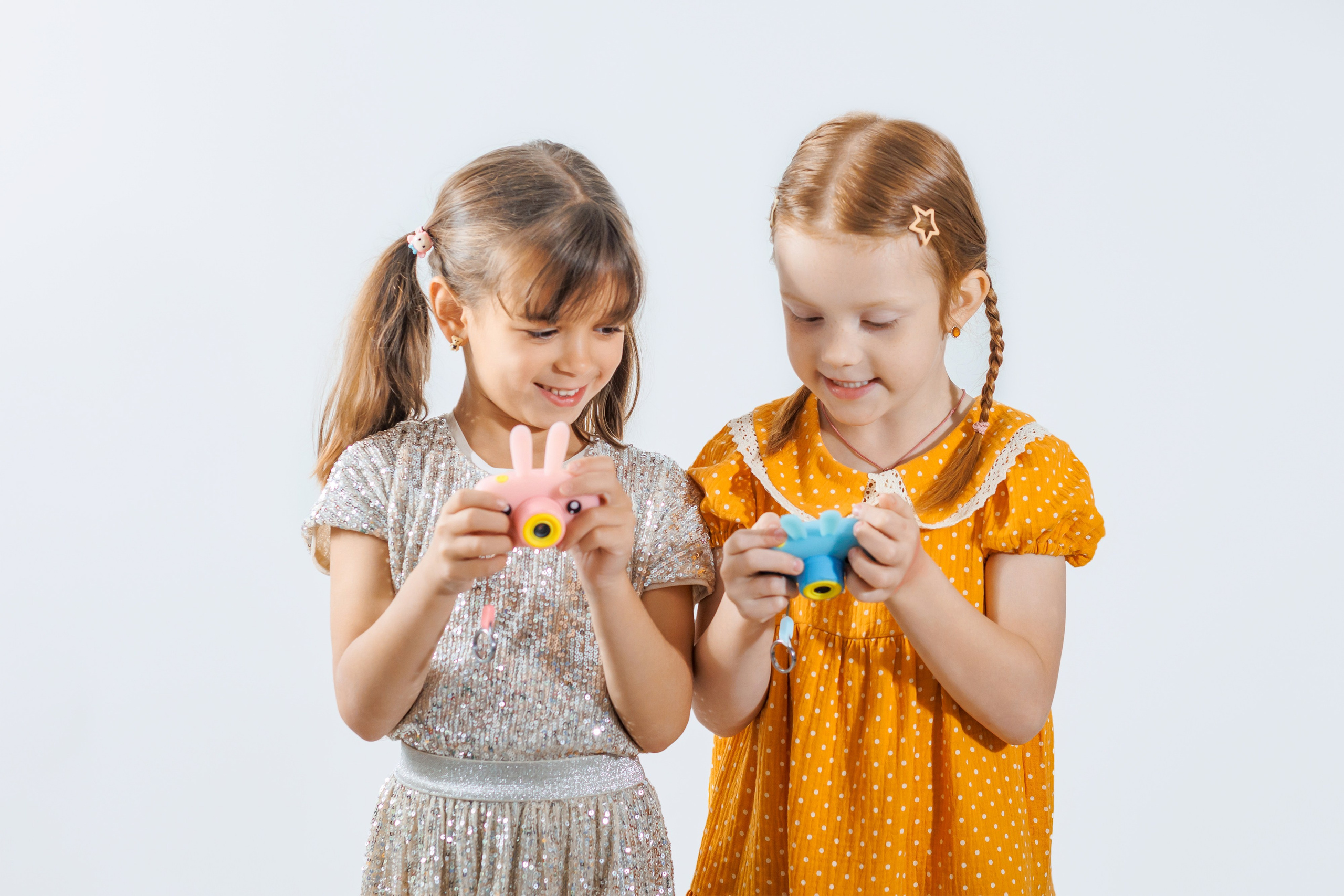 Яркие дети на светлом фоне. Семейный и детский фотограф в Ростове-на-Дону