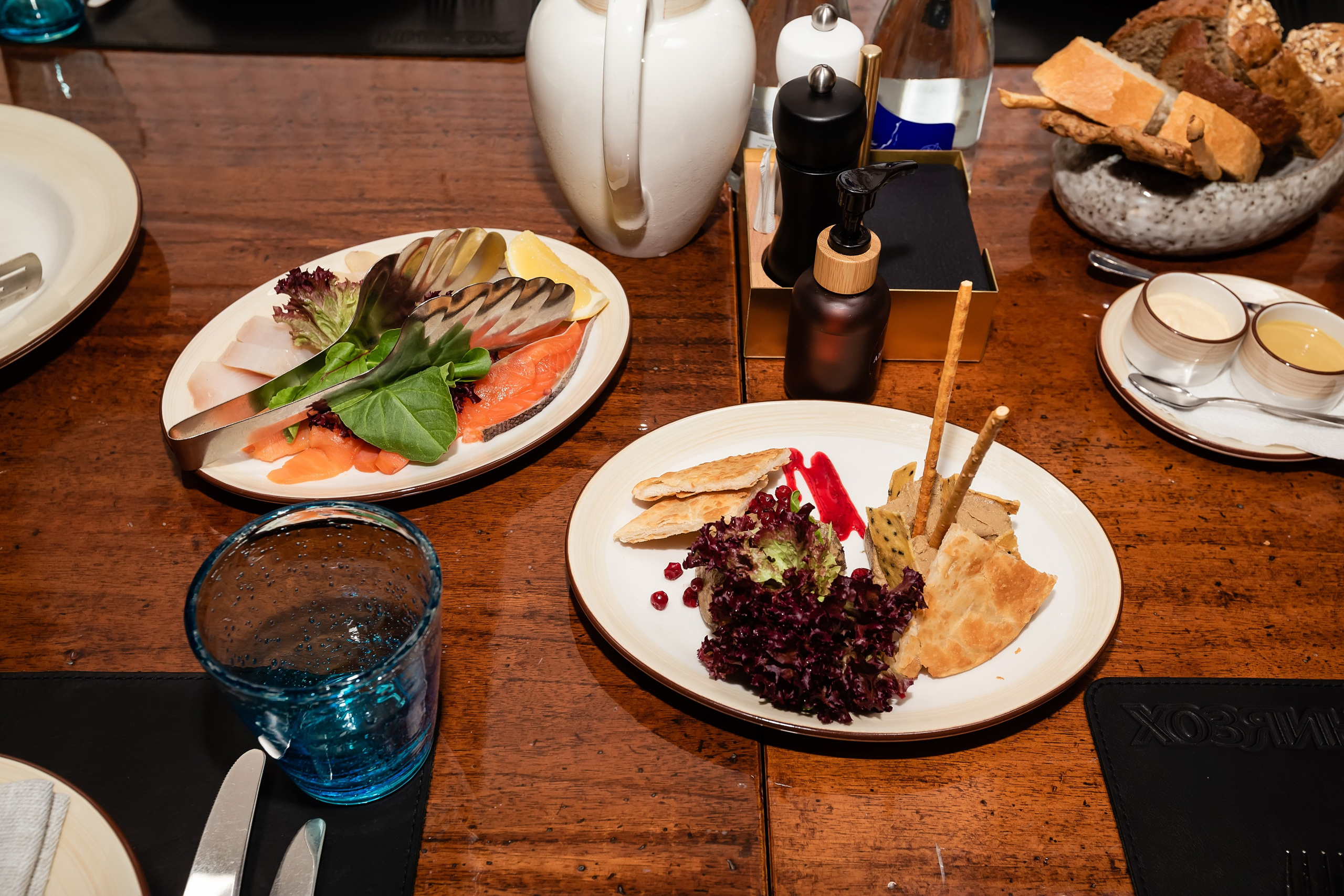 ресторан Хозяин тайги кафе лучший ресторан Красноярска мясо стейк изысканный вкус вкусная сибирская кухня атмосферный интерьер гастро тур путешествие где вкусно поесть