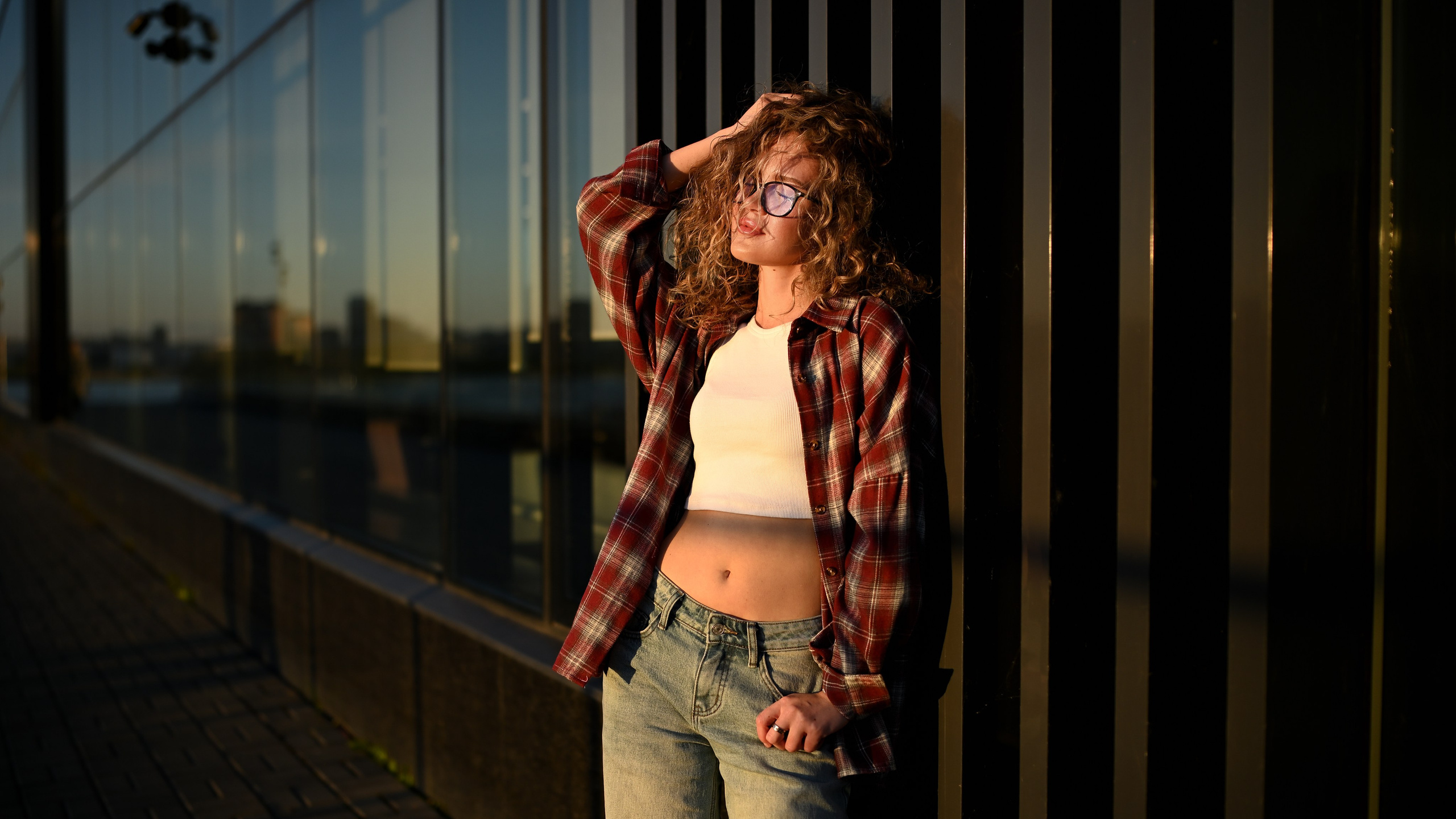 Современная уличная фотосессия девушки в Казани с динамичным городским фоном и отражениями в здании