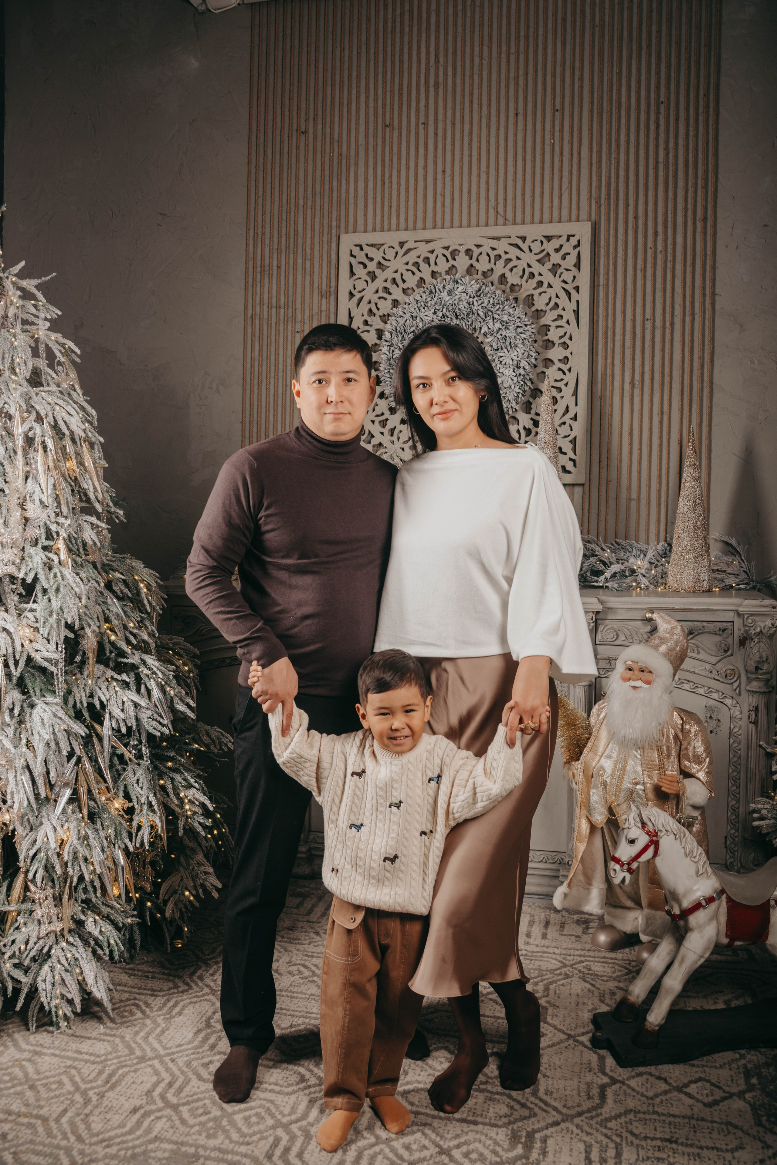 Семейная фотосессия в фотостудии 2Стула. Свадебный, семейный и портретный фотограф в Алматы, Костанай