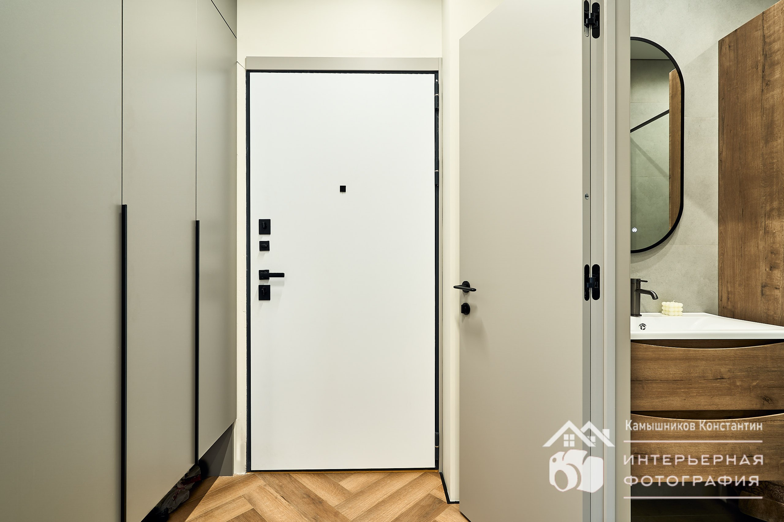 Интерьерное фото прихожей с открытой дверью в санузел в апартаментах в ЖК Метрополия от MR Group, Москва