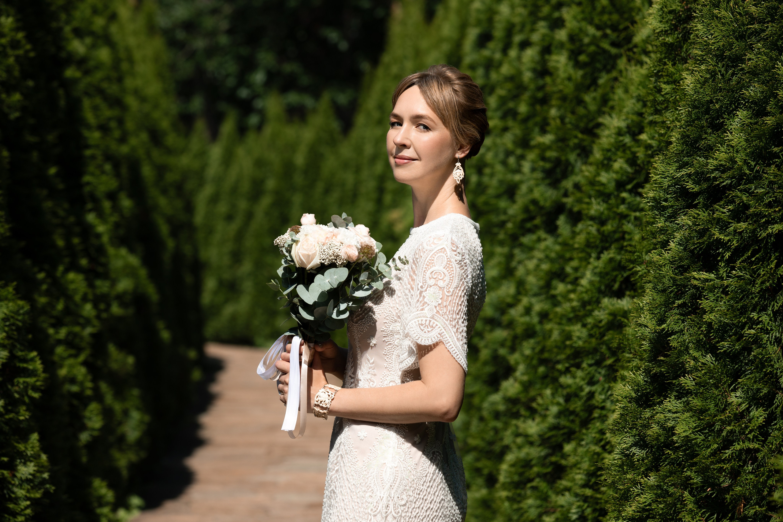 Портретная съёмка невесты на ВДНХ в зелёном лабиринте