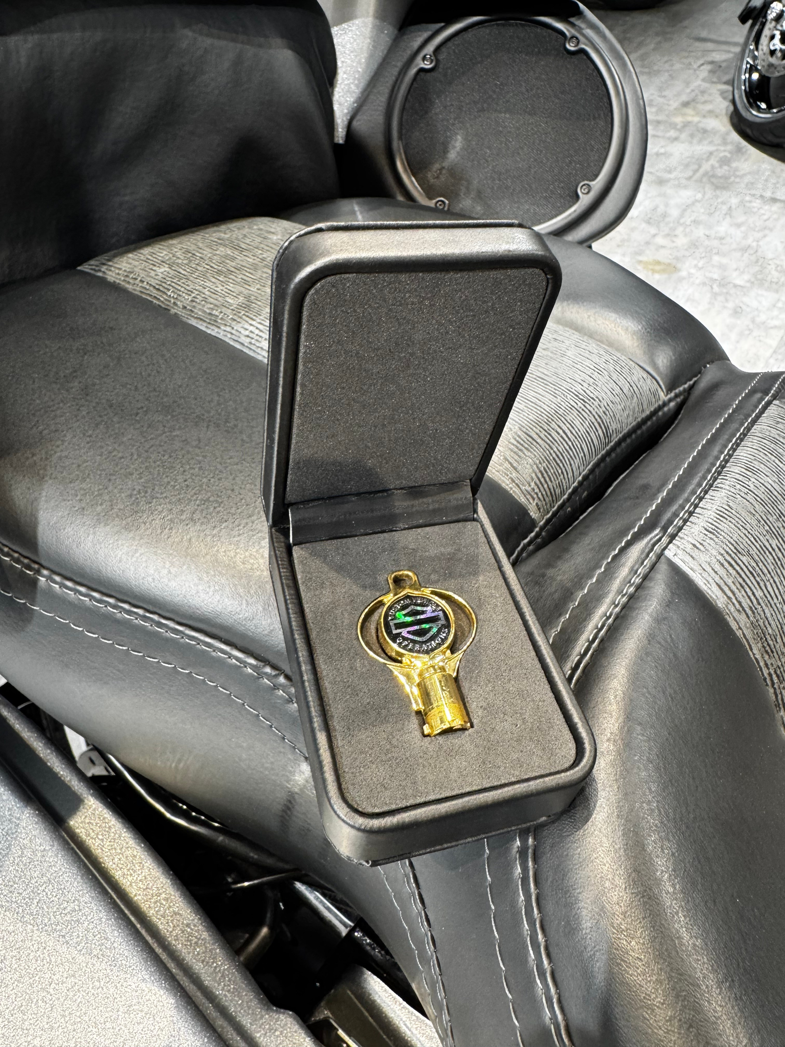 Мотоциклы Harley-Davidson CVO Black Diamond (Touring) — купить мотоцикл. Hello Davidson, Москва. Только хорошие мотоциклы…