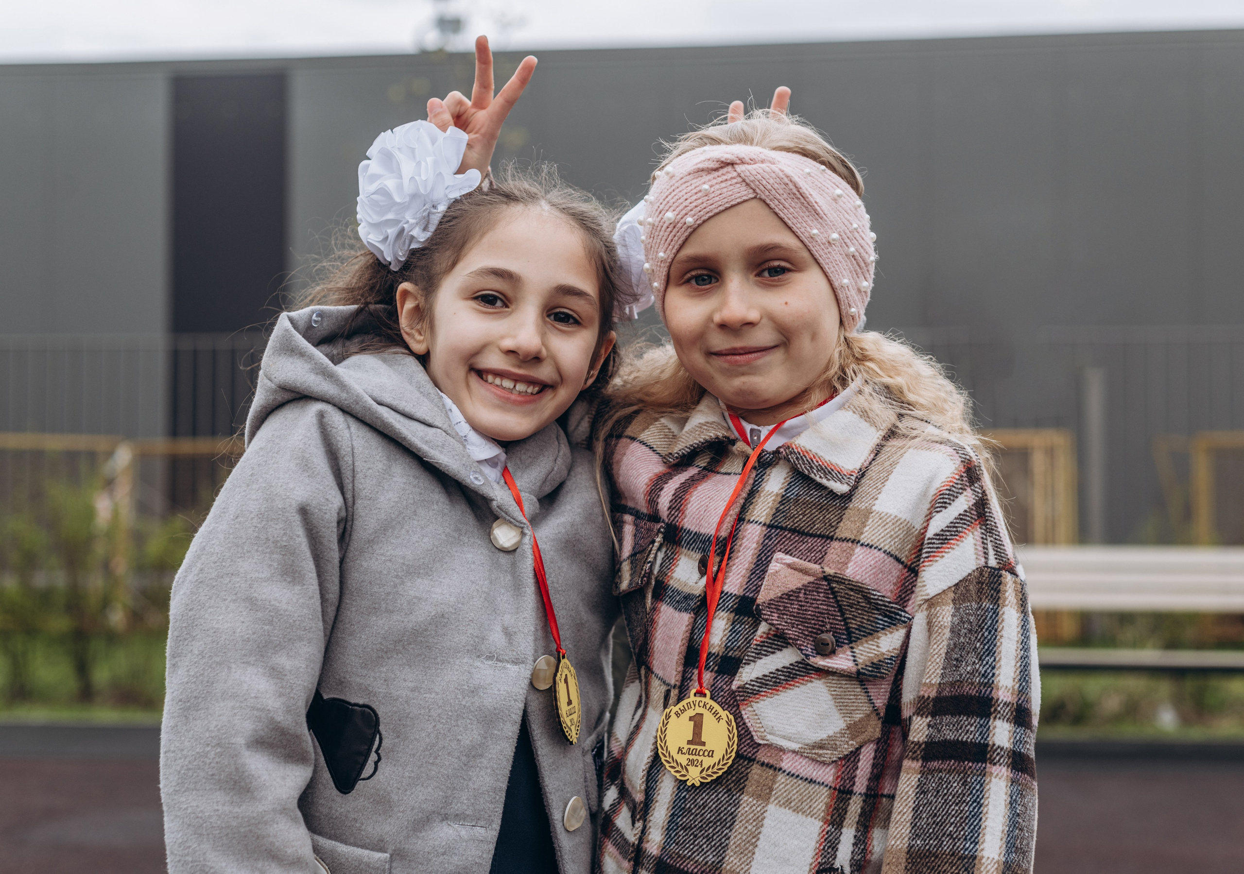 Выпускной альбом 1 класса — фотосессия в школе, деликатная ретушь и дизайн в Москве. MILATE — выпускные альбомы, фотосессии и видео в Москве