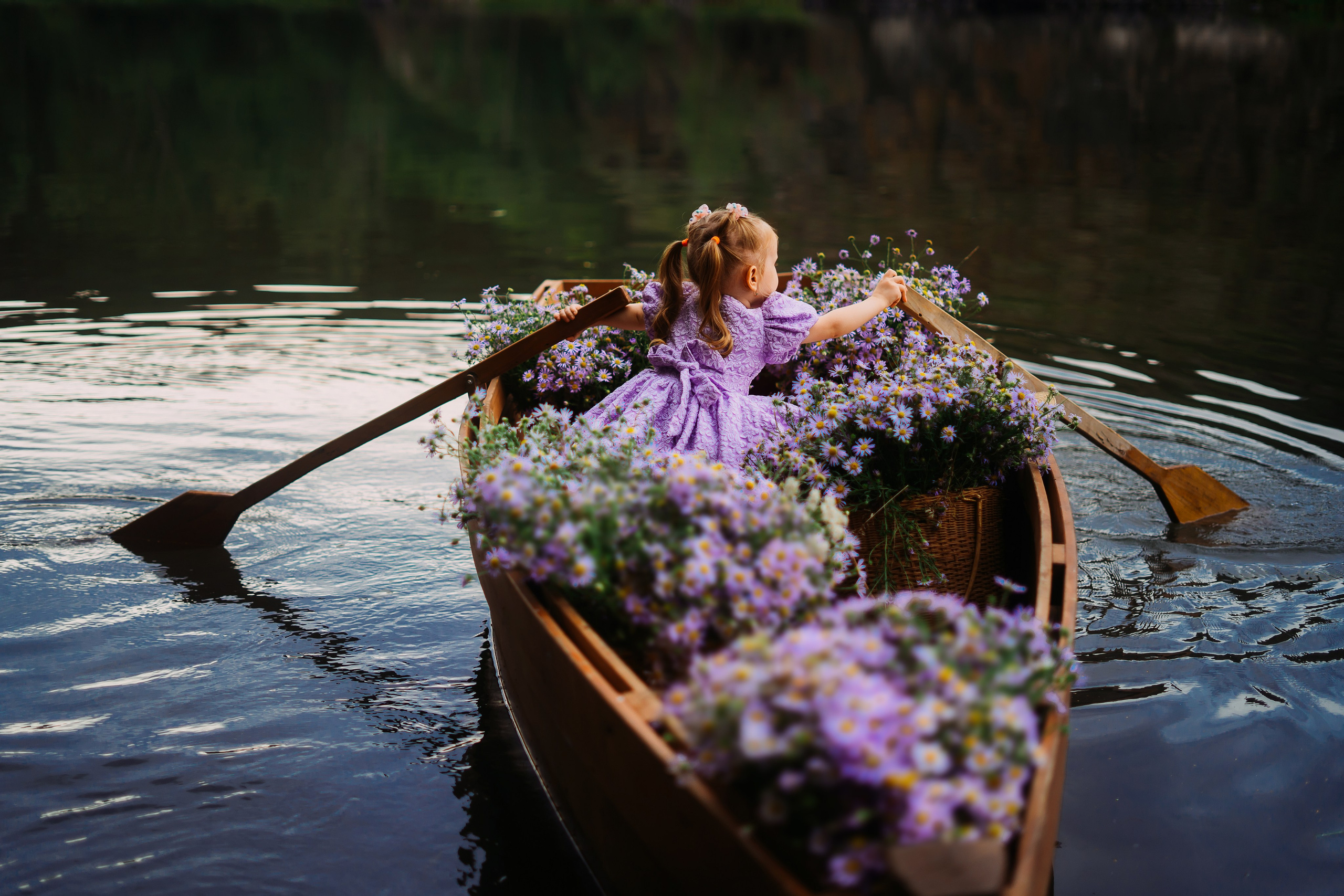 Фотопроекты на лодке с цветами в Красноярске. Фотографы Харины Иван и Светлана Красноярск